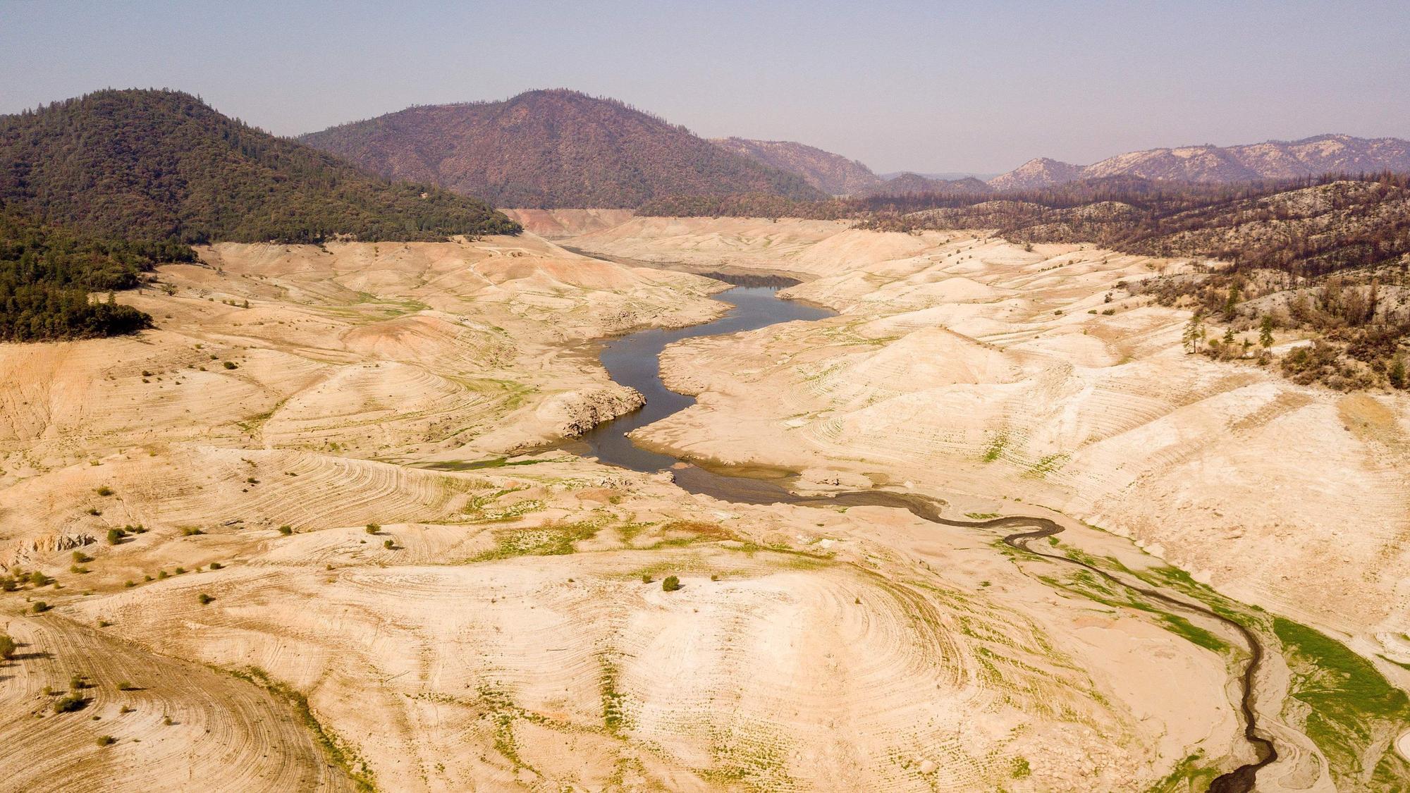 Die Mega-Dürre im Südwesten der USA ist die schlimmste seit 1200 Jahren: Auf dem Foto ist eigentlich ein See zu sehen, der Lake Oroville in Kalifornien. Jetzt fließt hier nur noch ein Rinnsal.