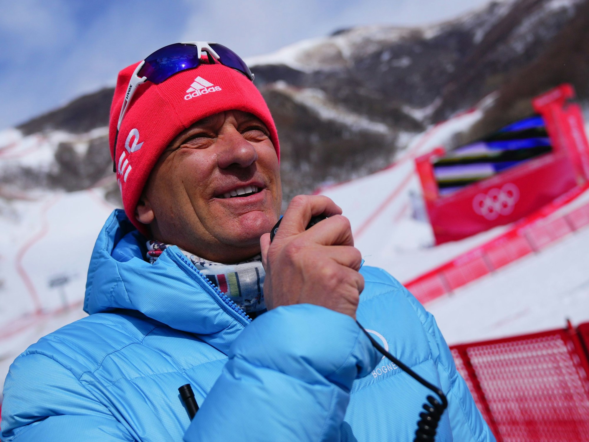 DSV-Alpindirektor Wolfgang Maier mit Funkgerät.