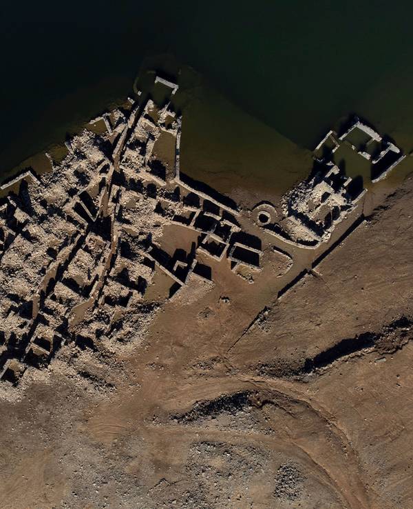 Die Dürre sorgt dafür, dass längst versunkene Städte wieder auftauchen: Das Drohnen-Foto vom 17. Februar zeigt das alte portugiesische Dorf Vilar, das 1954 überschwemmt worden ist. Der Klimawandel sorgt weltweit für Dürre und schlimme Not.