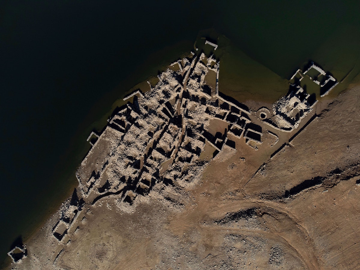 Die Dürre sorgt dafür, dass längst versunkene Städte wieder auftauchen: Das Drohnen-Foto vom 17. Februar zeigt das alte portugiesische Dorf Vilar, das 1954 überschwemmt worden ist. Der Klimawandel sorgt weltweit für Dürre und schlimme Not.