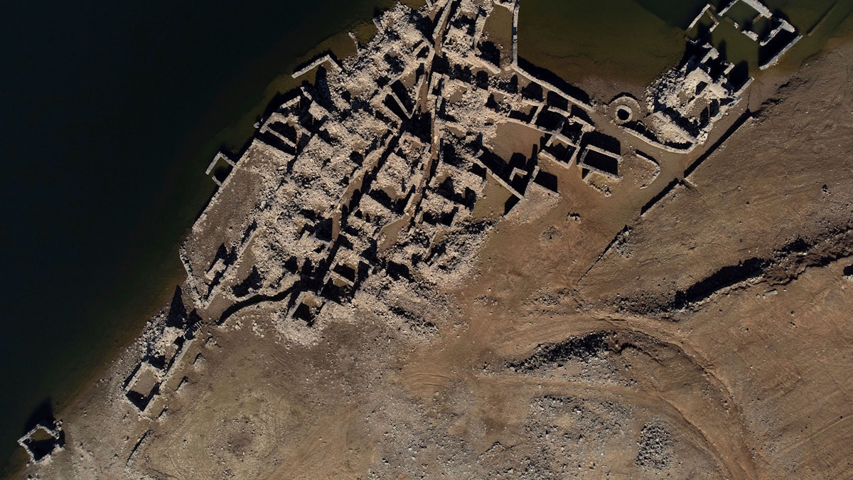 Die Dürre sorgt dafür, dass längst versunkene Städte wieder auftauchen: Das Drohnen-Foto vom 17. Februar zeigt das alte portugiesische Dorf Vilar, das 1954 überschwemmt worden ist. Der Klimawandel sorgt weltweit für Dürre und schlimme Not.