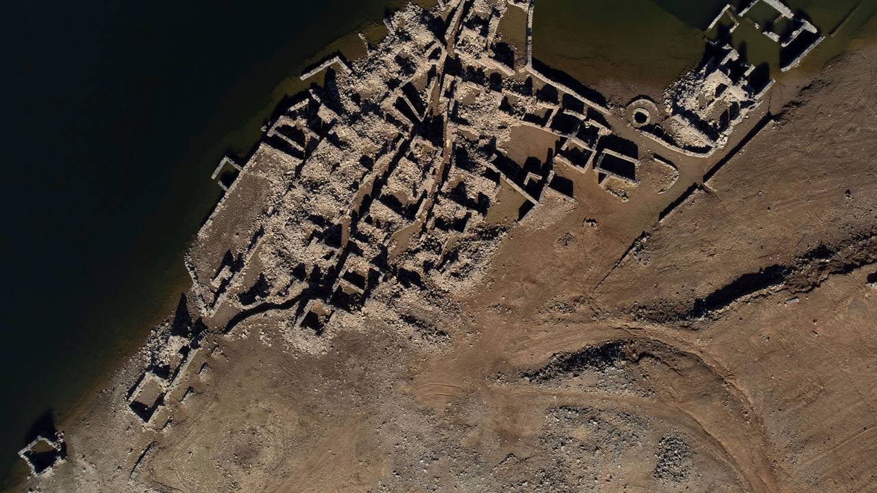 Die Dürre sorgt dafür, dass längst versunkene Städte wieder auftauchen: Das Drohnen-Foto vom 17. Februar zeigt das alte portugiesische Dorf Vilar, das 1954 überschwemmt worden ist. Der Klimawandel sorgt weltweit für Dürre und schlimme Not.
