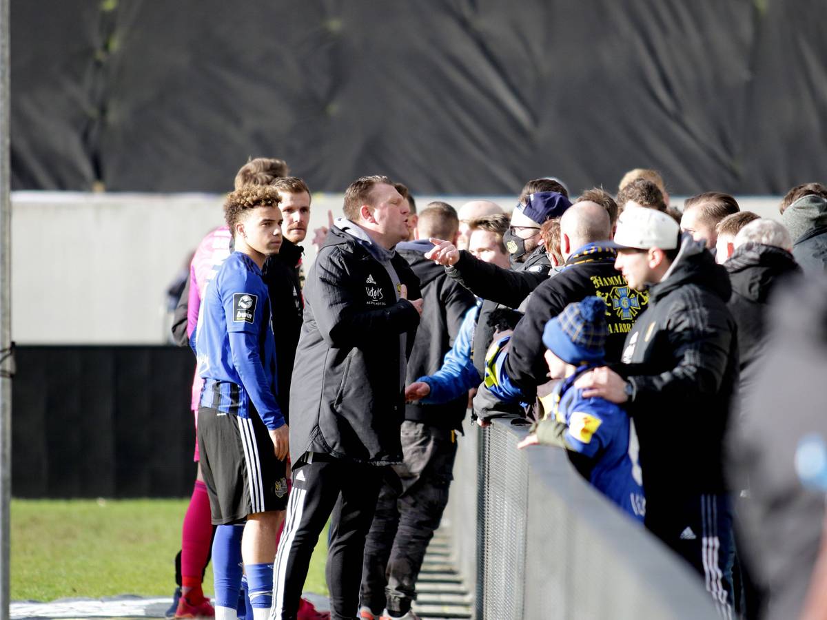 Saarbrücker Fans im Gespräch mit Trainer Uwe Koschinat