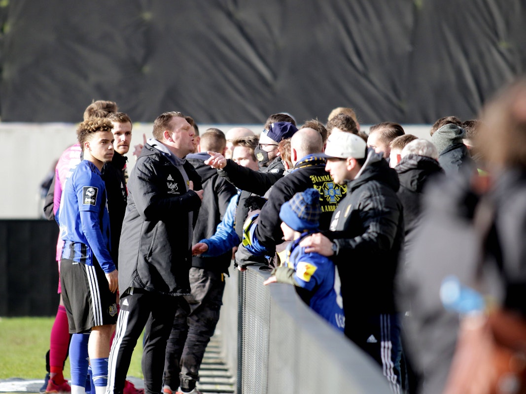 Saarbrücker Fans im Gespräch mit Trainer Uwe Koschinat