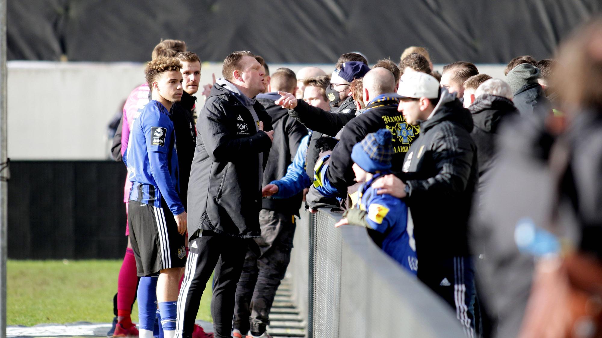 Saarbrücker Fans im Gespräch mit Trainer Uwe Koschinat