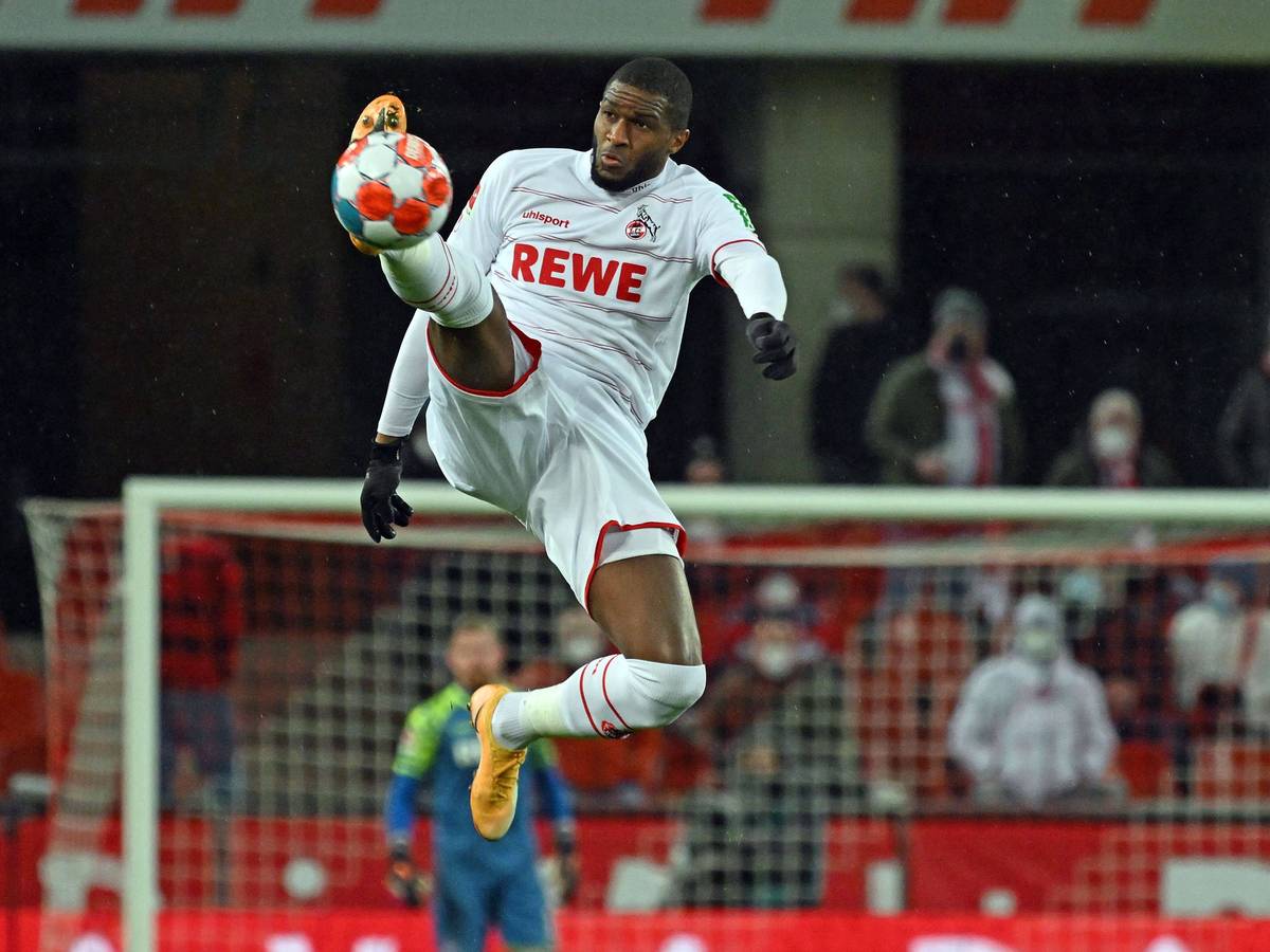 Anthony Modeste kontrolliert den Ball mit dem Fuß