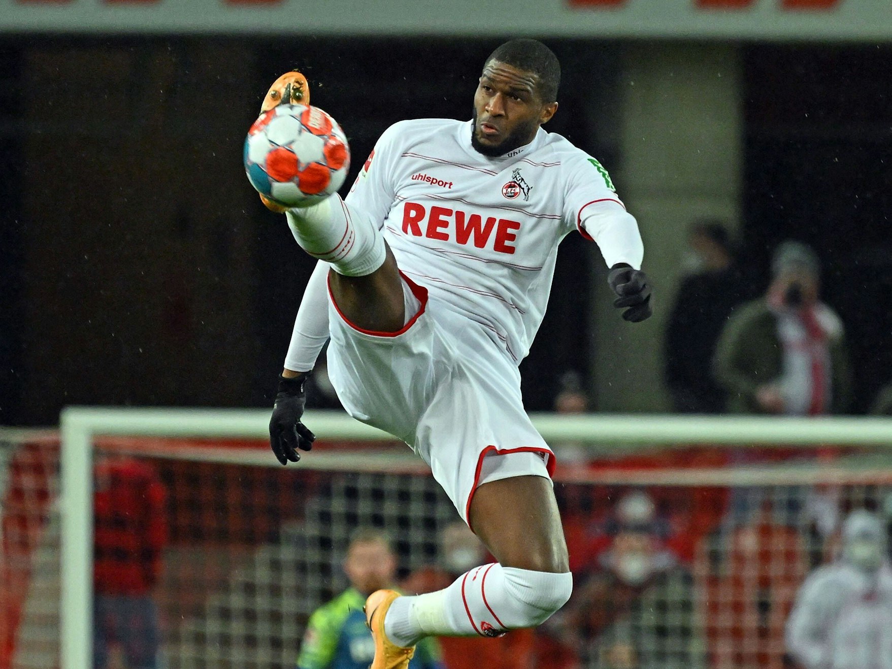 Anthony Modeste kontrolliert den Ball mit dem Fuß