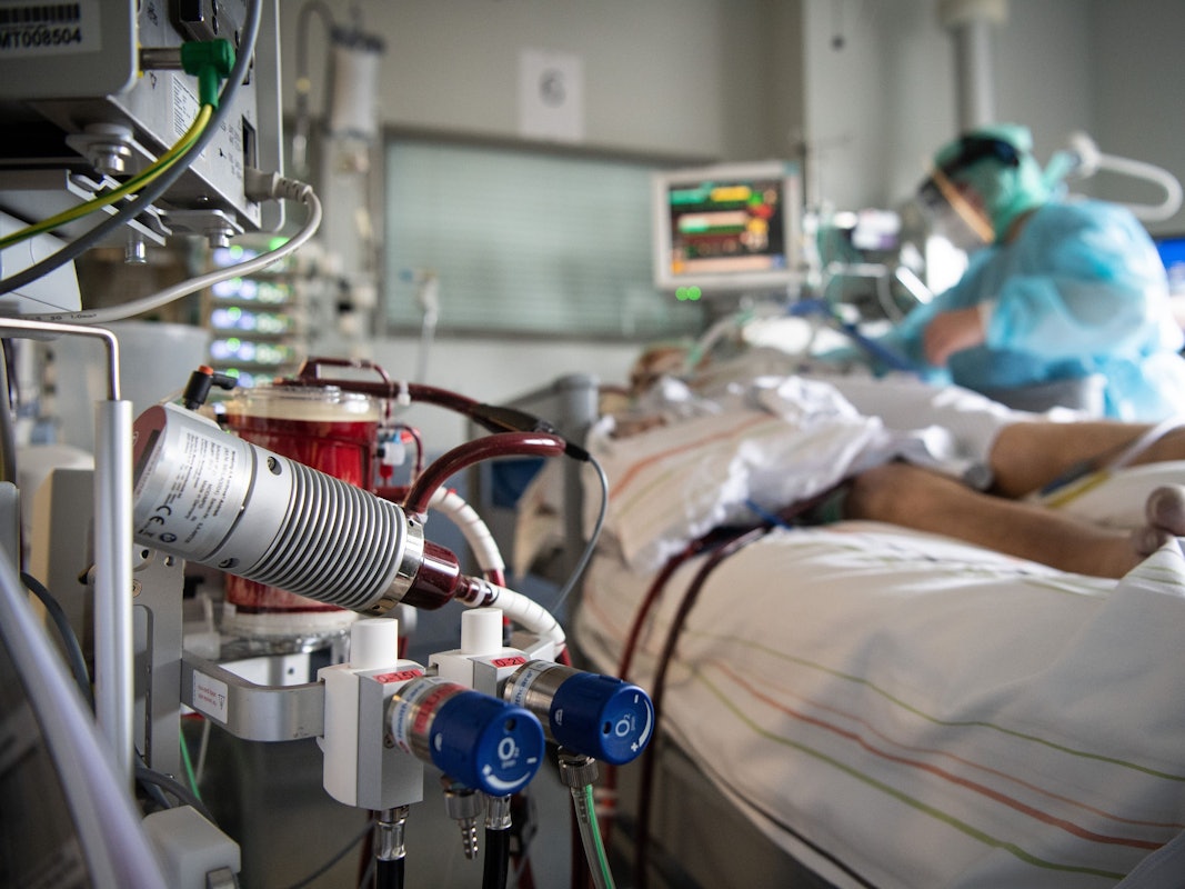 Vor allem für Corona-Patienten, die auf der Intensivstation (hier ein Archivfoto) behandelt werden mussten, steigt das Risiko, eine Herz-Kreislauf-Erkrankung zu bekommen.
