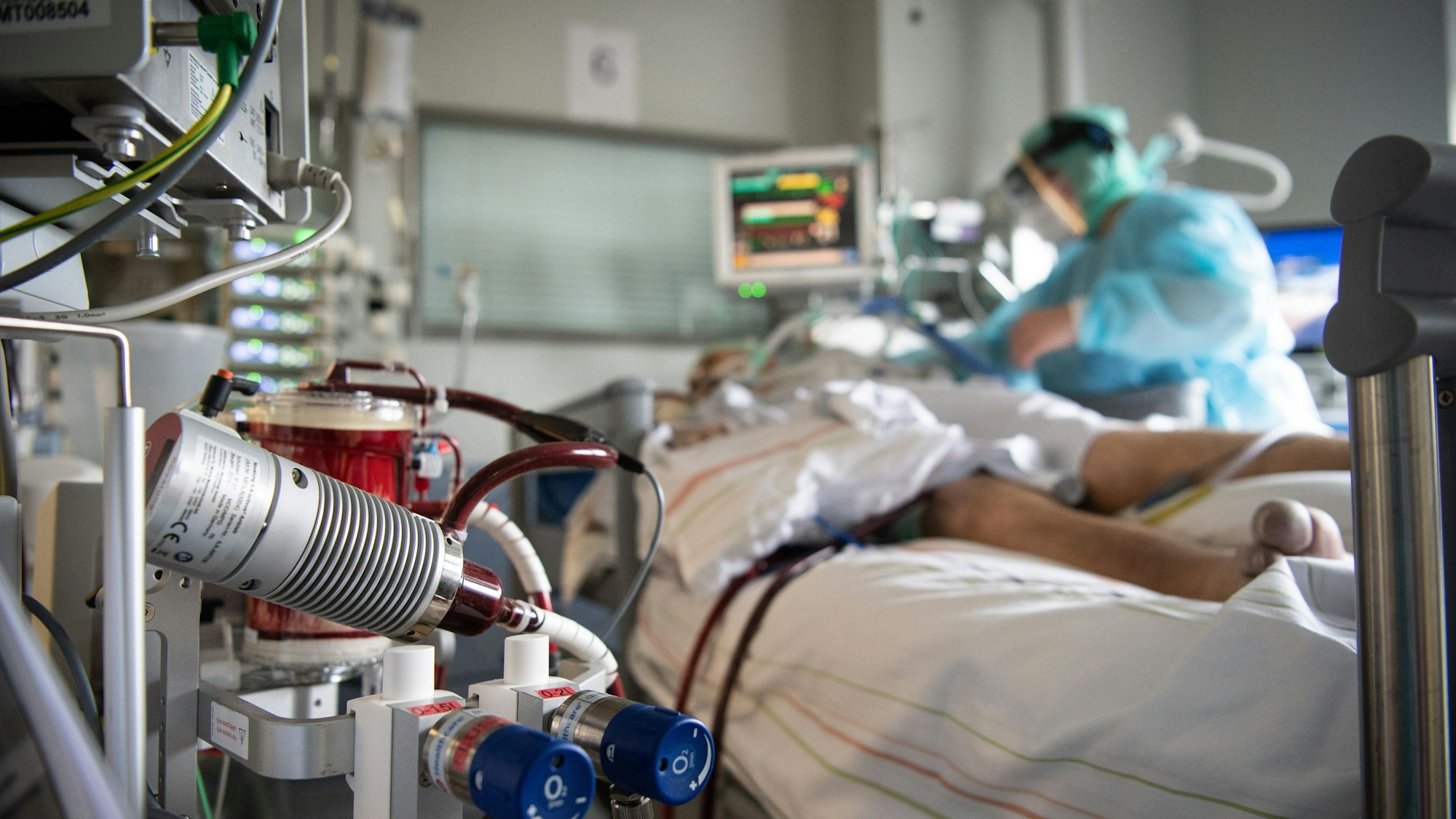 Vor allem für Corona-Patienten, die auf der Intensivstation (hier ein Archivfoto) behandelt werden mussten, steigt das Risiko, eine Herz-Kreislauf-Erkrankung zu bekommen.