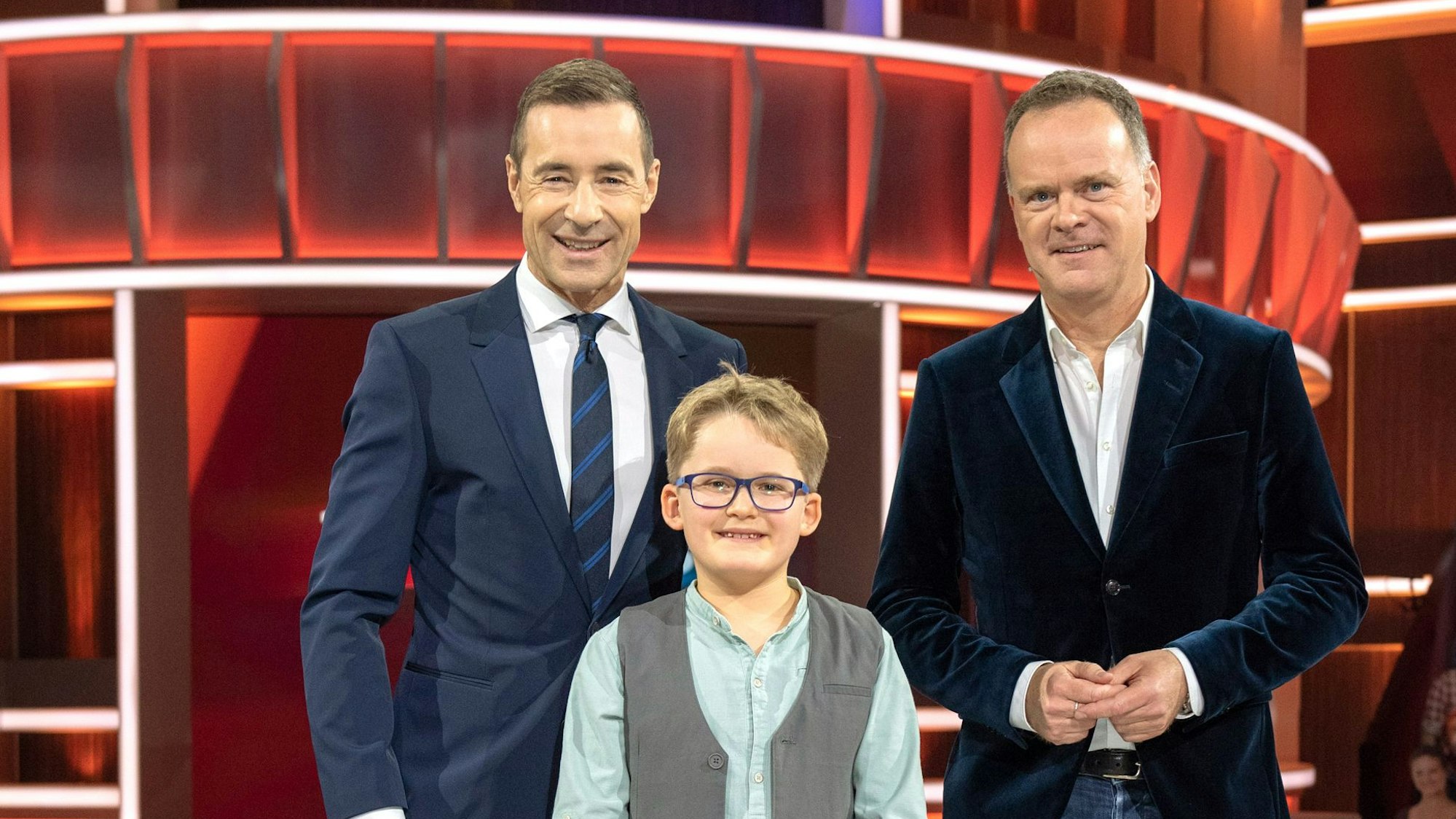 ARD/NDR KLEIN GEGEN GROSS - DAS UNGLAUBLICHE DUELL, "Spiel und Spaß mit Kai Pflaume", am Samstag (19.02.22) um 20:15 Uhr im ERSTEN.
Kai Pflaume, Moritz Lenhardt-Höß und Christian Sievers (v.l.n.r.)