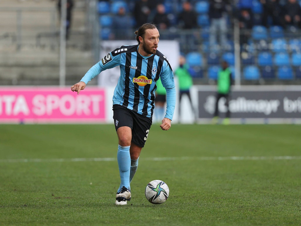 Marco Höger führt im Spiel von Waldhof Mannheim gegen Viktoria Berlin in der 3. Liga den Ball.