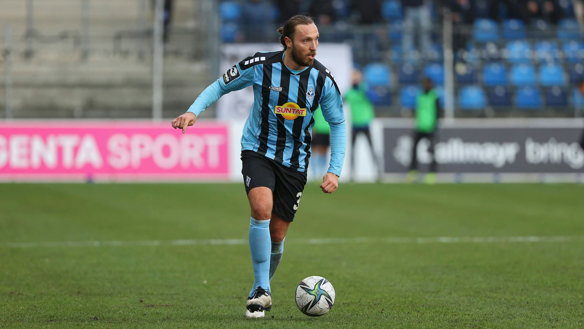 Marco Höger führt im Spiel von Waldhof Mannheim gegen Viktoria Berlin in der 3. Liga den Ball.