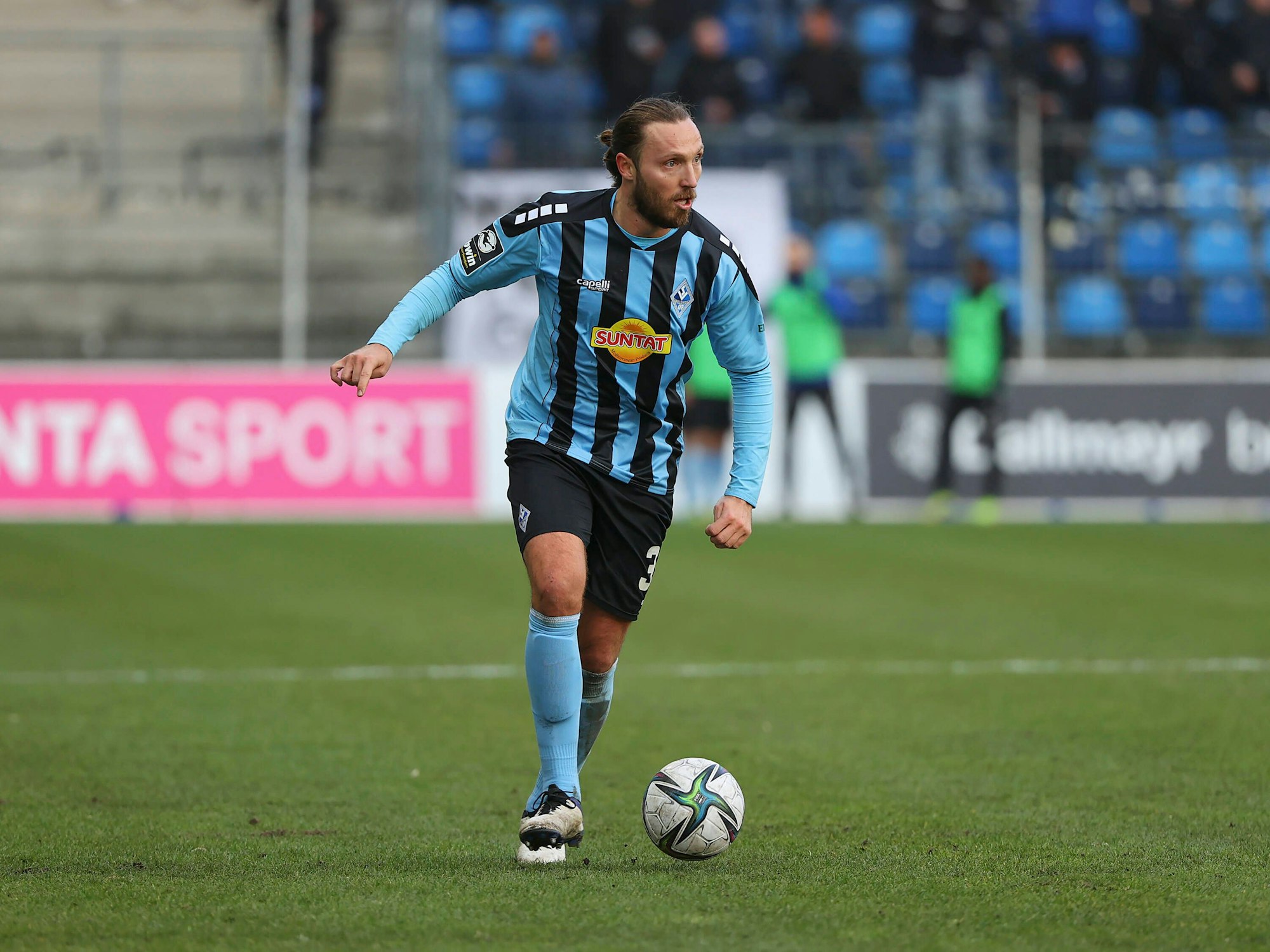 Marco Höger für den SV Waldhof Mannheim am Ball.