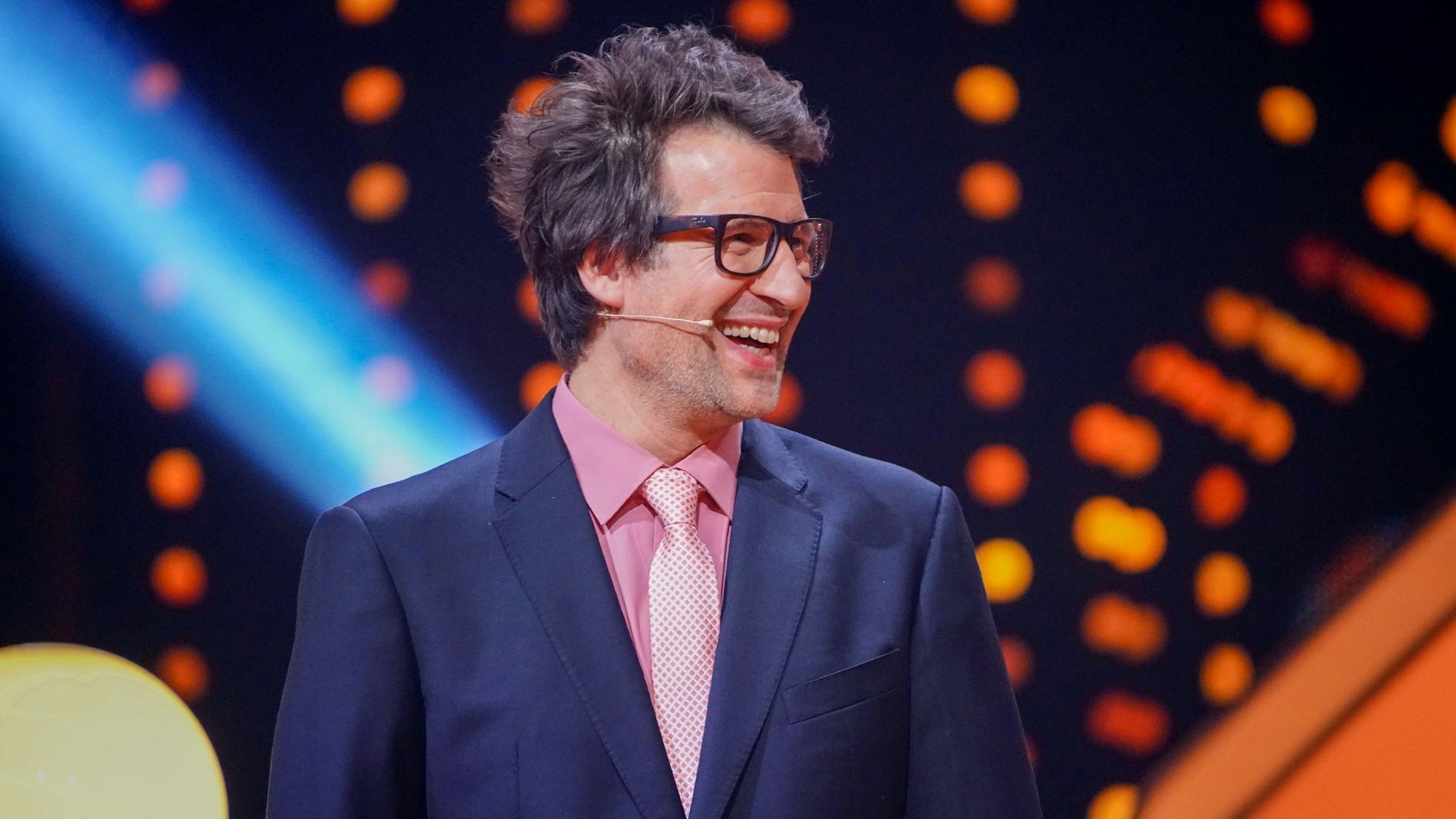 „Let's Dance“-Moderator Daniel Hartwich witzelte über das Outfit von Joachim Llambi, der per Videoschalte zugeschaltet war.