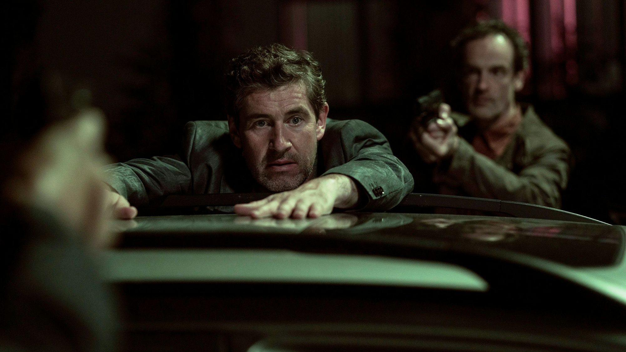 ARD/WDR TATORT: LIEBE MICH, Buch: Jürgen Werner, Kamera: Theo Bierkens, am Sonntag (20.02.22) um 20:15 Uhr im ERSTEN.
Clemens Pöhler (Stephan Szász) wird von Kommissar Peter Faber (Jörg Hartmann, hinten) nachts an seinem Wagen gestellt.