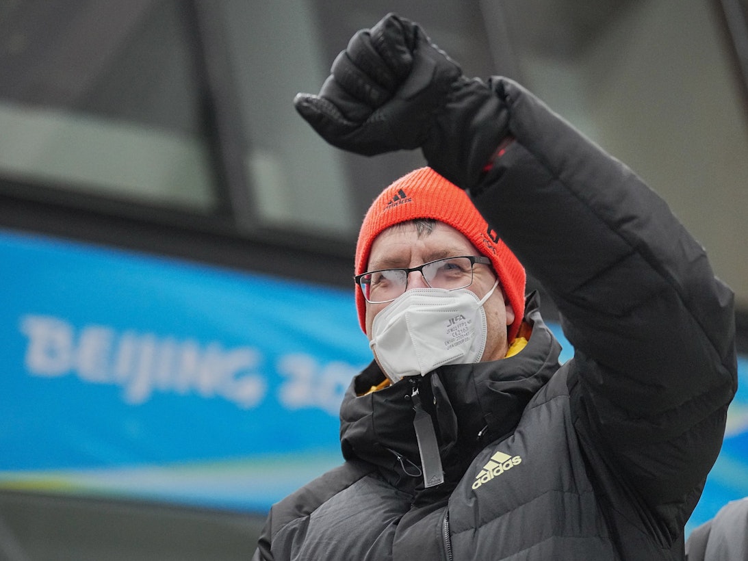 DOSB-Präsident Thomas Weikert jubelt in China.