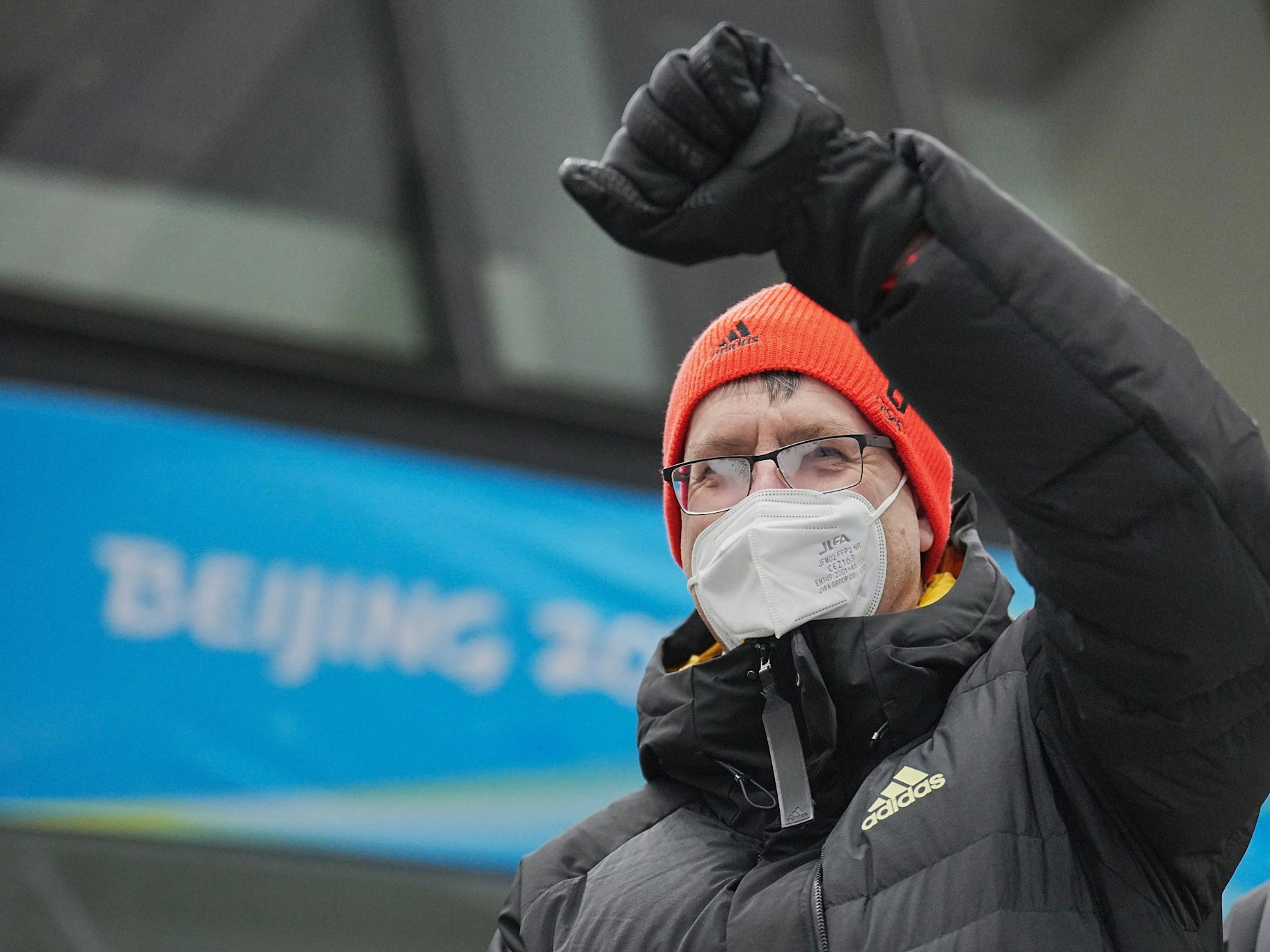 DOSB-Präsident Thomas Weikert jubelt in China.