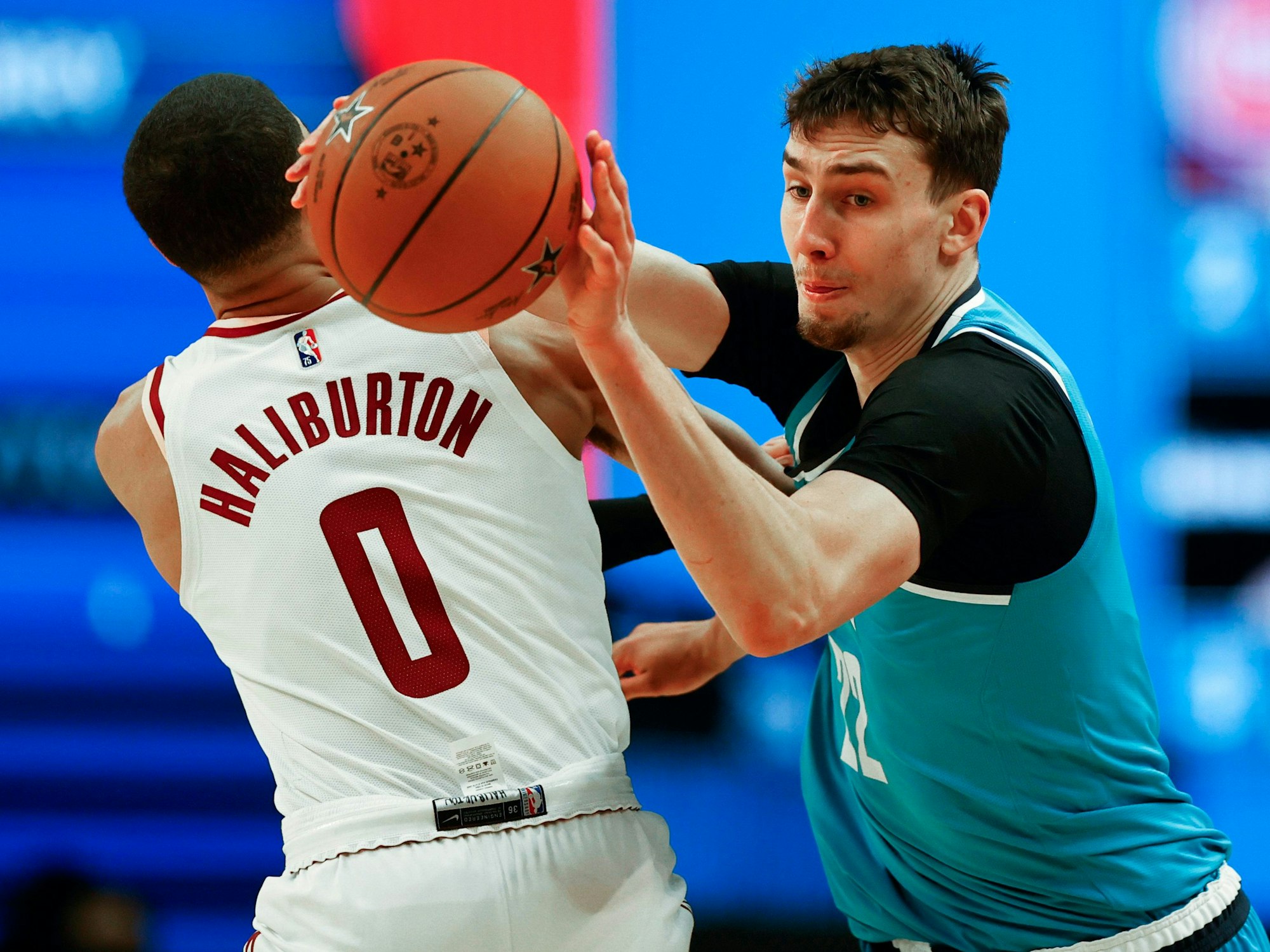 Franz Wagner (r) gegen Tyrese Haliburton in Aktion.