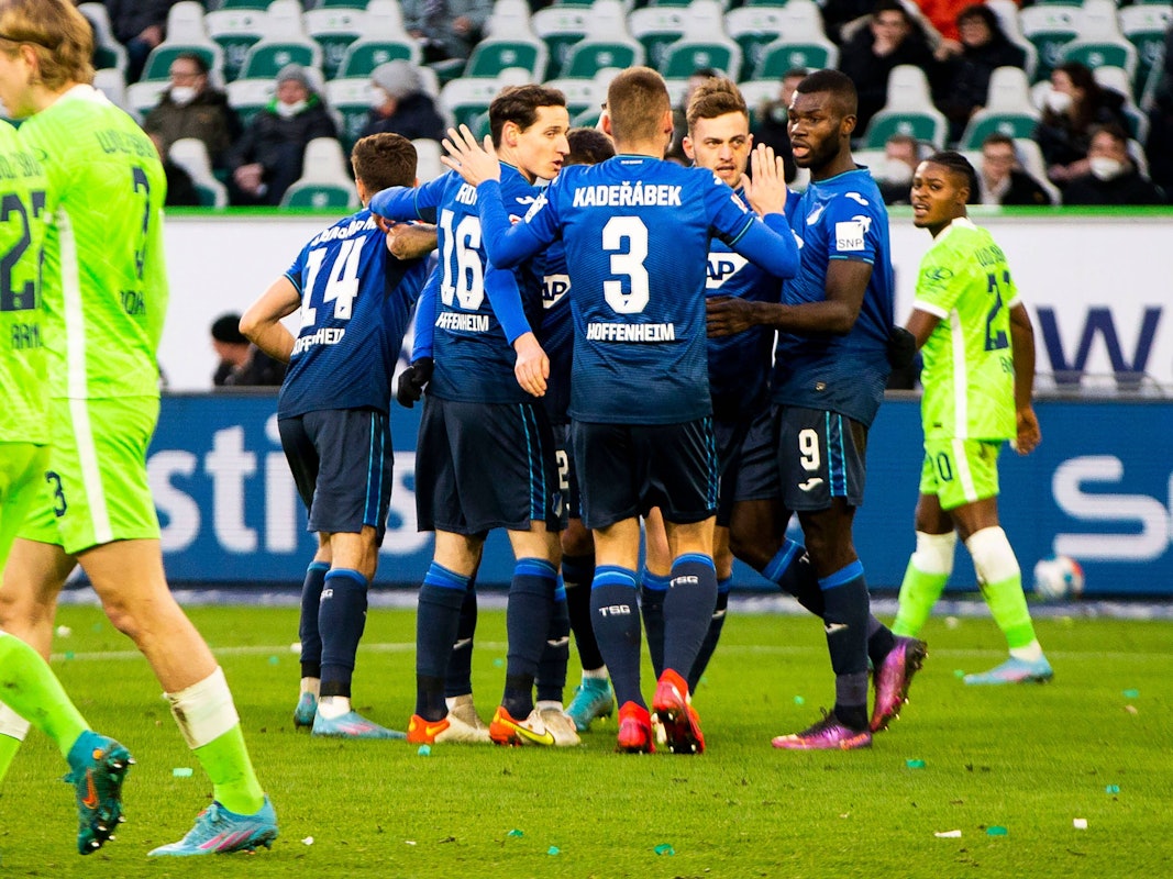 Die Mannschaft von Hoffenheim bejubelt gemeinsam ein Tor gegen Wolfsburg.