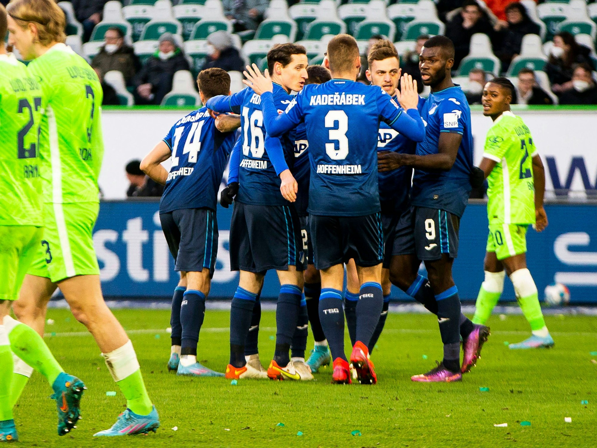 Die Mannschaft von Hoffenheim bejubelt gemeinsam ein Tor gegen Wolfsburg.