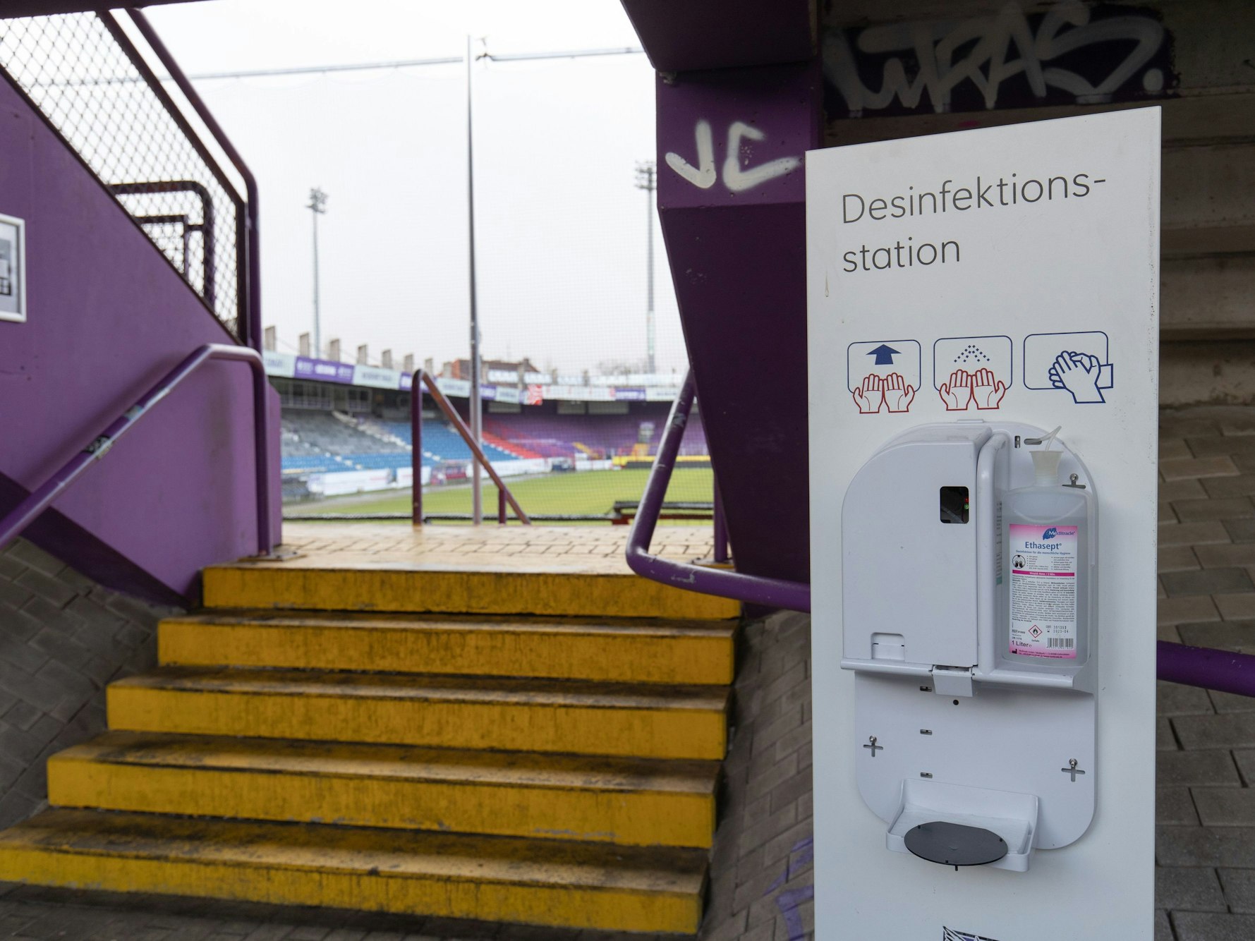 Blick auf eine Desinfektionsstation im Stadion des VfL Osnabrück.