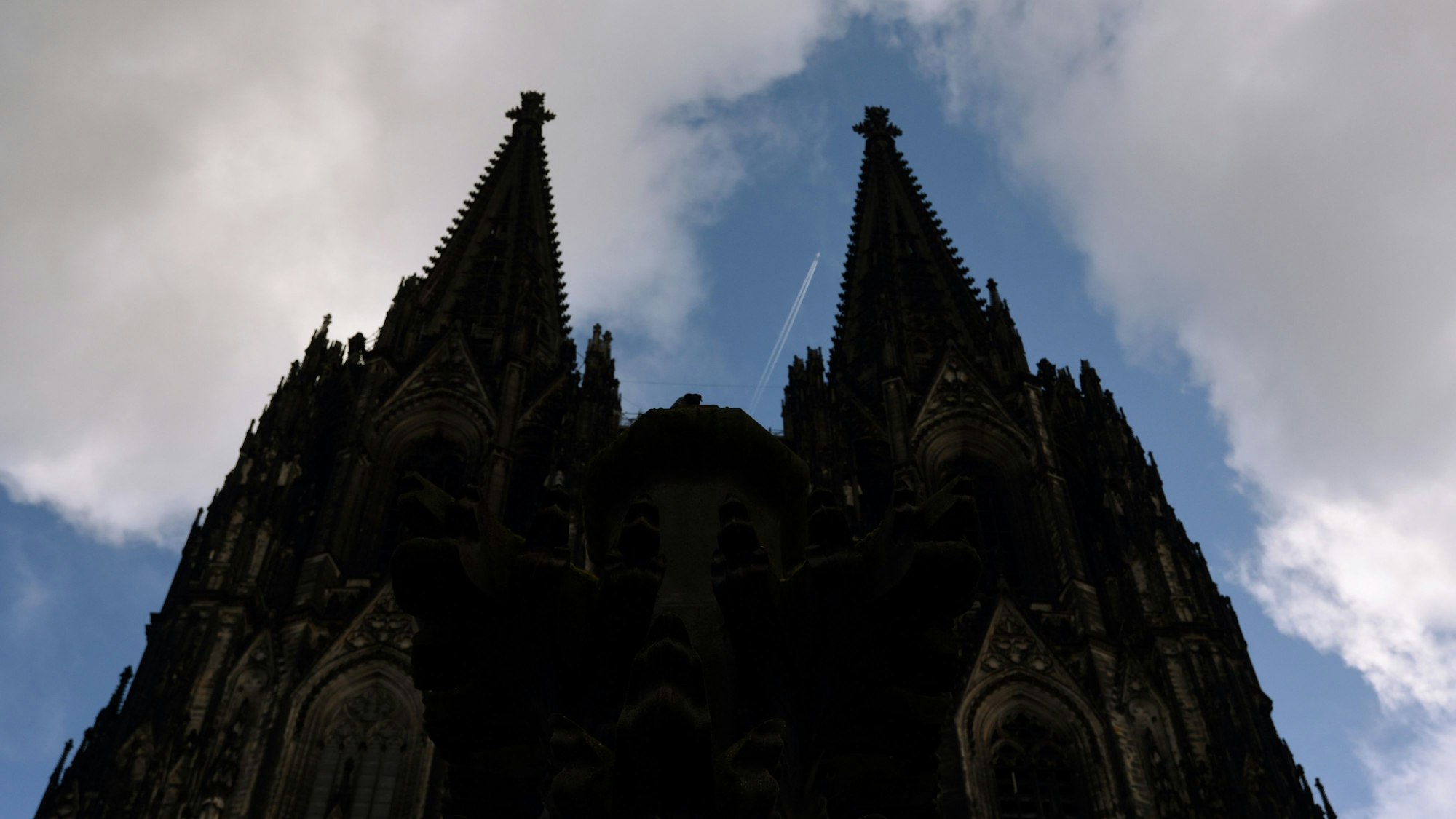 Über dem Kölner Dom ziehen dunkle Wolken auf.