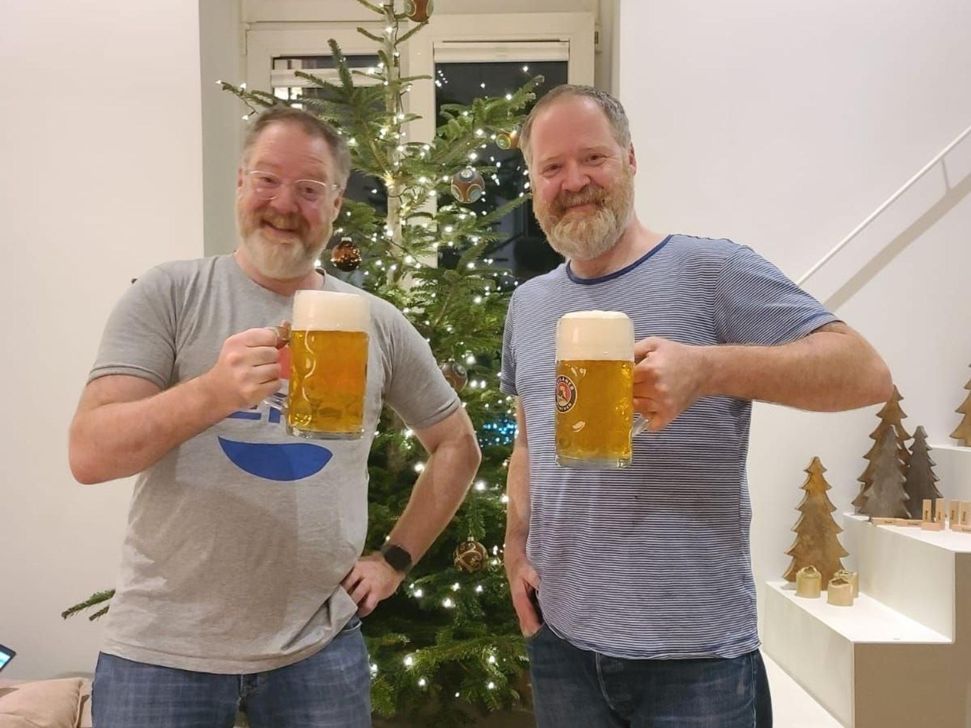 Torsten und Oliver Gralla stehen vor einem Weihnachtsbaum