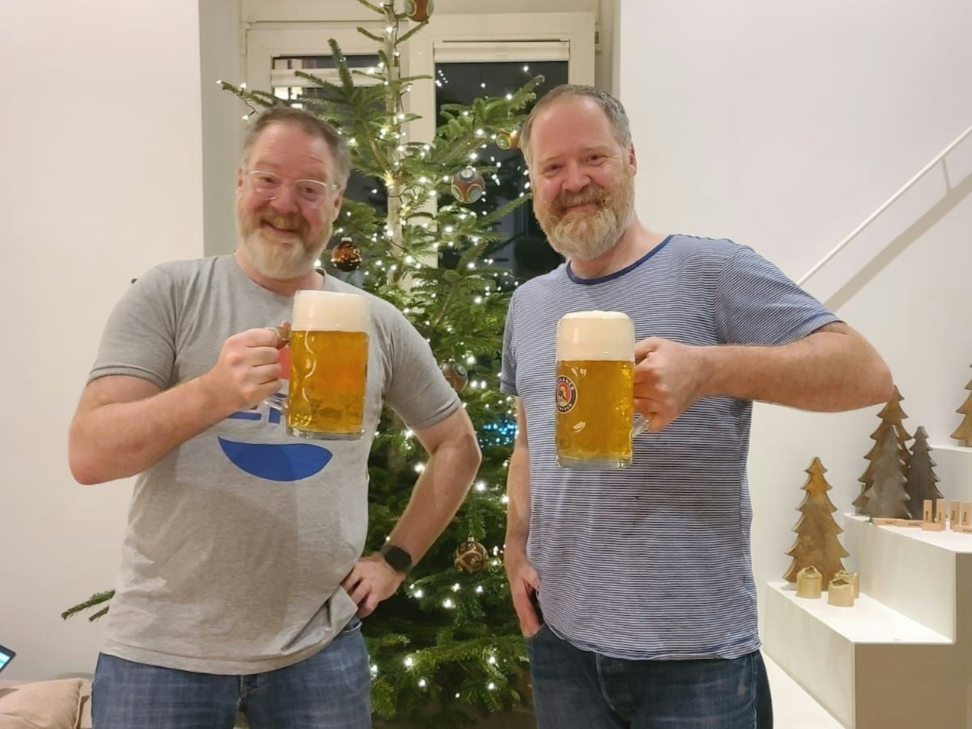 Torsten und Oliver Gralla stehen vor einem Weihnachtsbaum