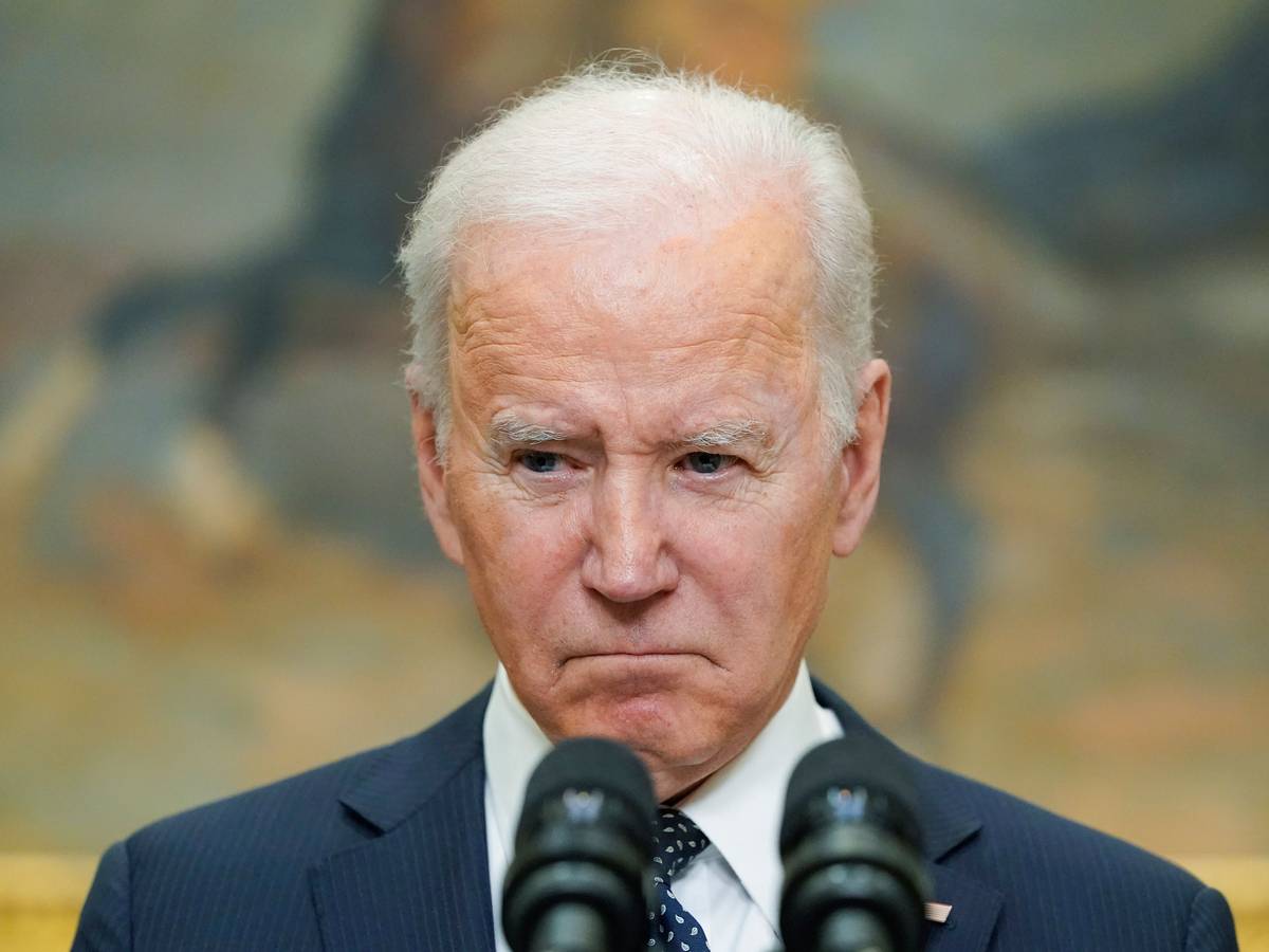 Präsident Joe Biden hört den Fragen der Reporter zu, während er im Roosevelt Room des Weißen Hauses über die Ukraine spricht.