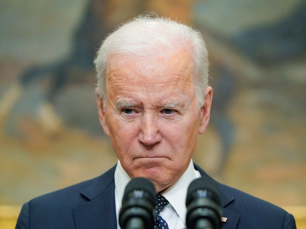 Präsident Joe Biden hört den Fragen der Reporter zu, während er im Roosevelt Room des Weißen Hauses über die Ukraine spricht.