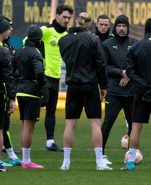 Dortmunds Trainer Marco Rose spricht beim Abschlusstraining mit seinen Spielern. Der BVB trifft am Donnerstag auf Glasgow Rangers aus Schottland.