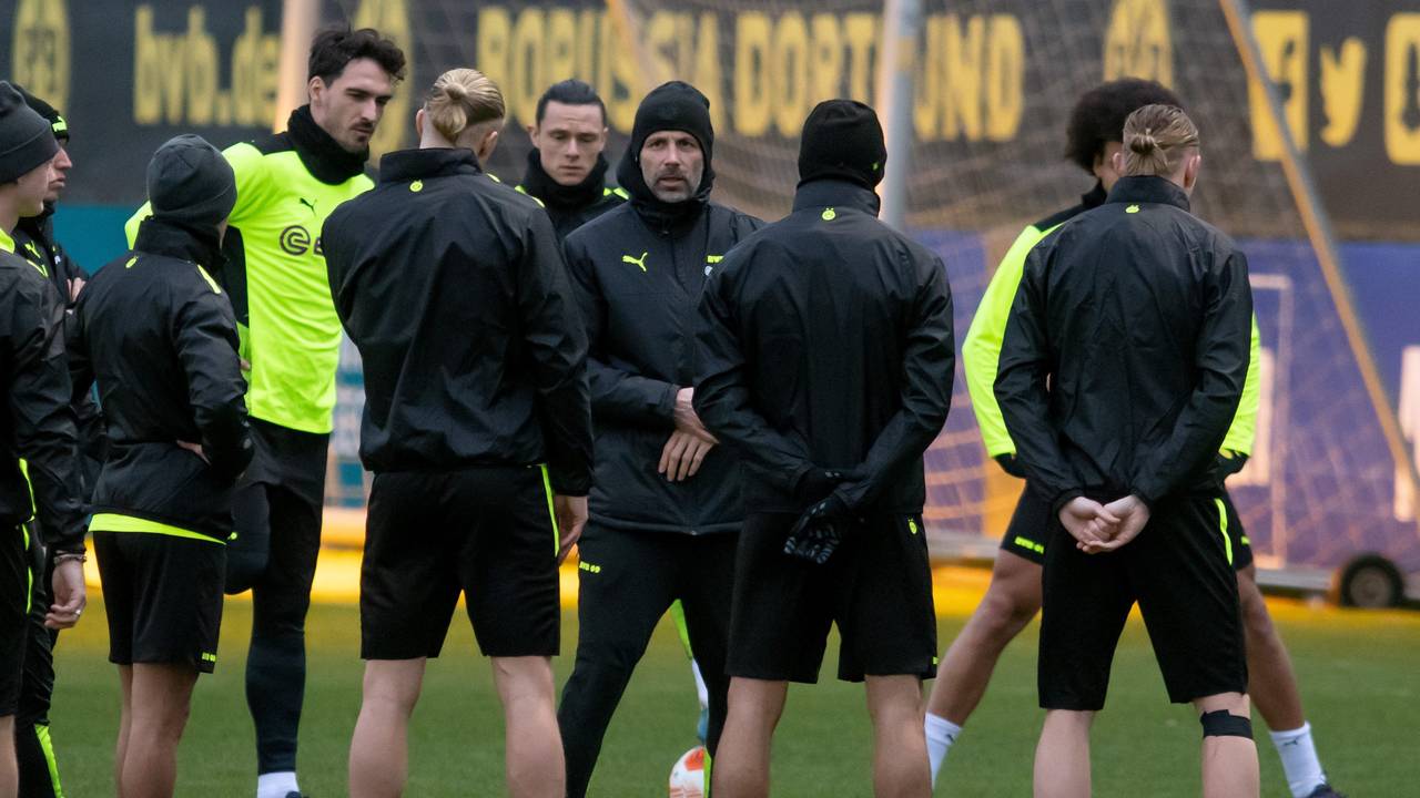 Dortmunds Trainer Marco Rose spricht beim Abschlusstraining mit seinen Spielern. Der BVB trifft am Donnerstag auf Glasgow Rangers aus Schottland.