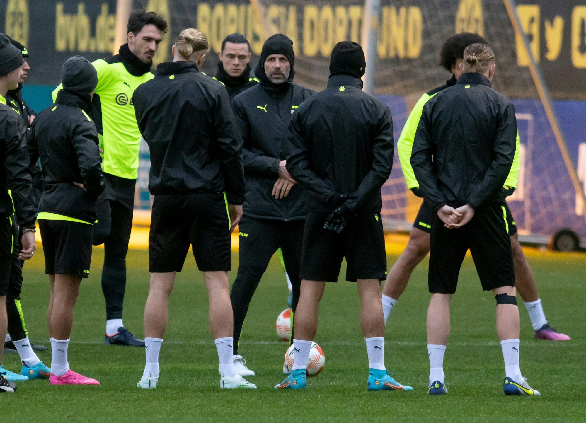 Dortmunds Trainer Marco Rose spricht beim Abschlusstraining mit seinen Spielern. Der BVB trifft am Donnerstag auf Glasgow Rangers aus Schottland.
