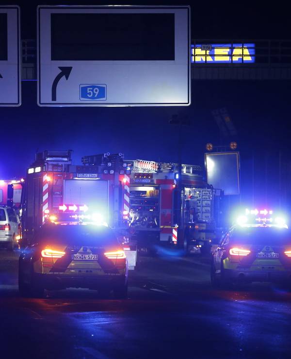Auf der A46 bei Düsseldorf stehen mehrere Einsatzfahrzeuge von Polizei und Feuerwehr mit Blaulicht.