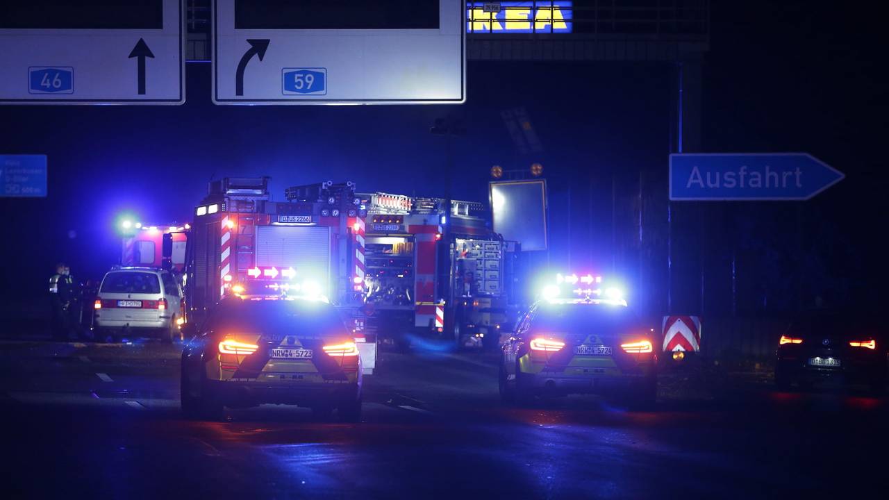 Auf der A46 bei Düsseldorf stehen mehrere Einsatzfahrzeuge von Polizei und Feuerwehr mit Blaulicht.