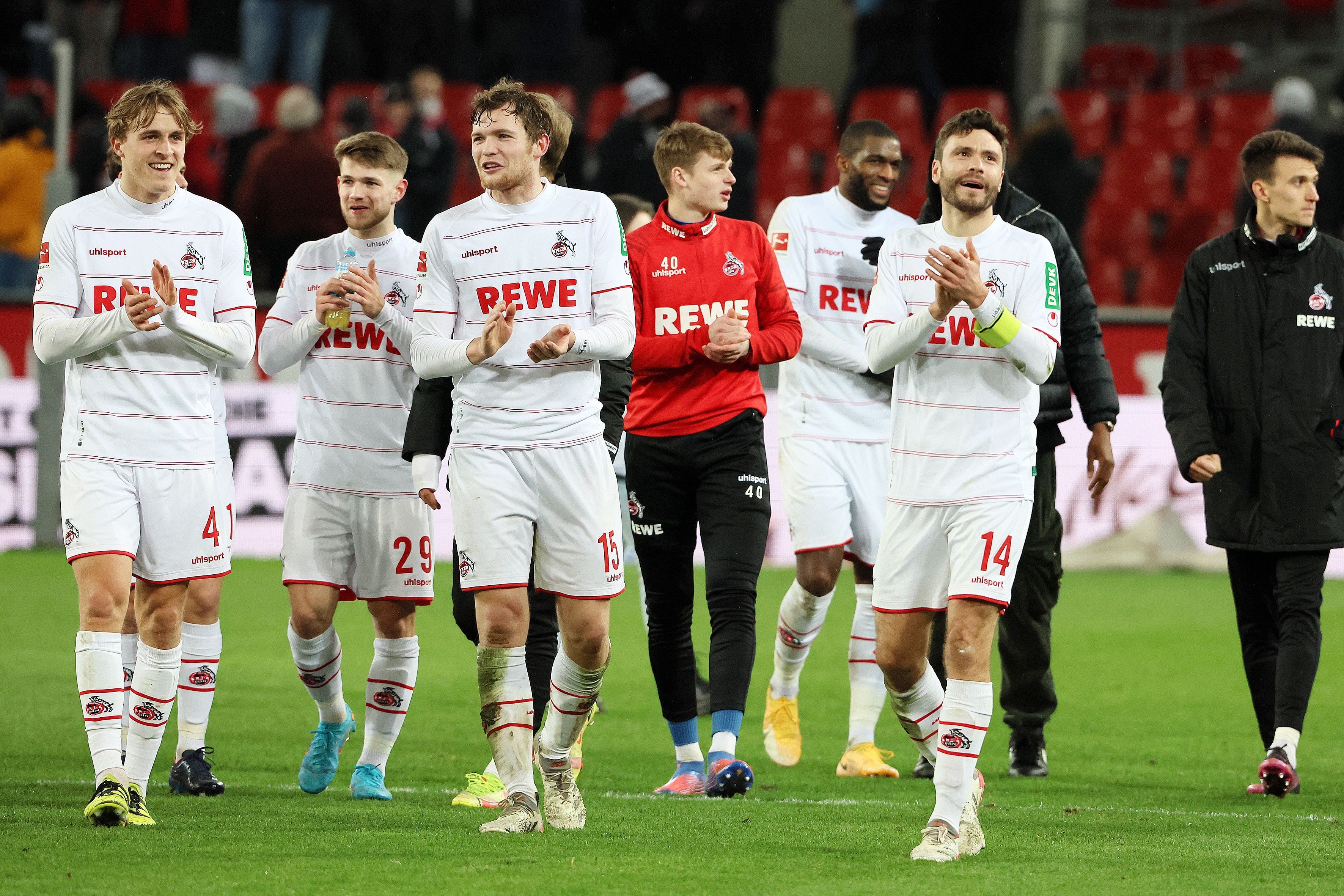 Die Spieler des 1. FC Köln bedanken sich nach dem Sieg gegen Eintracht Frankfurt bei ihren Fans.