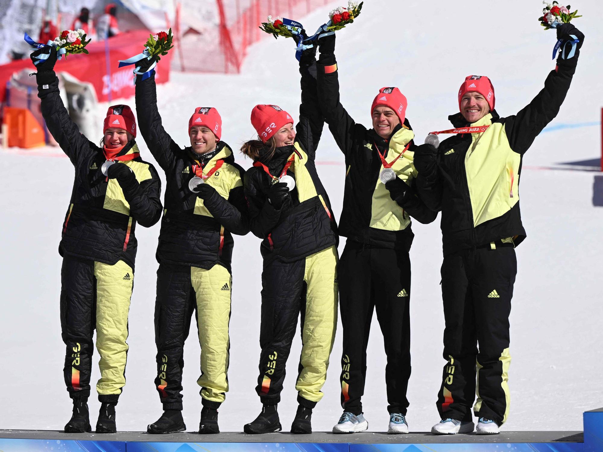 Silber im Alpin-Teamevent: Emma Aicher, Lena Dürr, Julian Rauchfuss, Alexander Schmid und Linus Strasser.