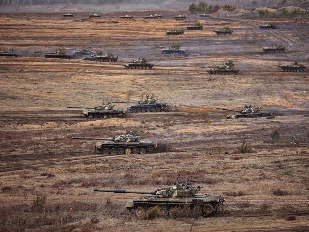 Dieses vom belarussischen Verteidigungsministerium am 20. Februar veröffentlichte Foto zeigt Panzer während gemeinsamer Übungen mit Russland. Die Streitkräfte werden vorerst länger als geplant in Belarus bleiben.