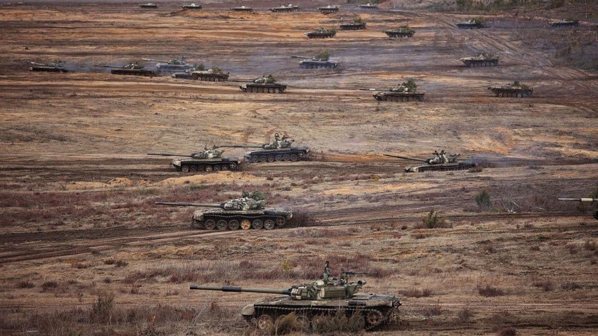 Dieses vom belarussischen Verteidigungsministerium am 20. Februar veröffentlichte Foto zeigt Panzer während gemeinsamer Übungen mit Russland. Die Streitkräfte werden vorerst länger als geplant in Belarus bleiben.