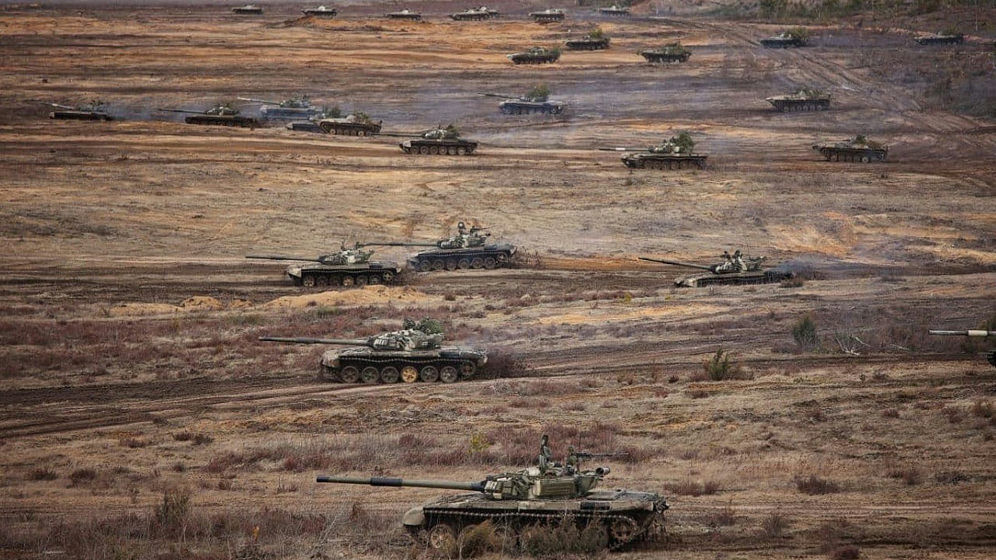Dieses vom belarussischen Verteidigungsministerium am 20. Februar veröffentlichte Foto zeigt Panzer während gemeinsamer Übungen mit Russland. Die Streitkräfte werden vorerst länger als geplant in Belarus bleiben.