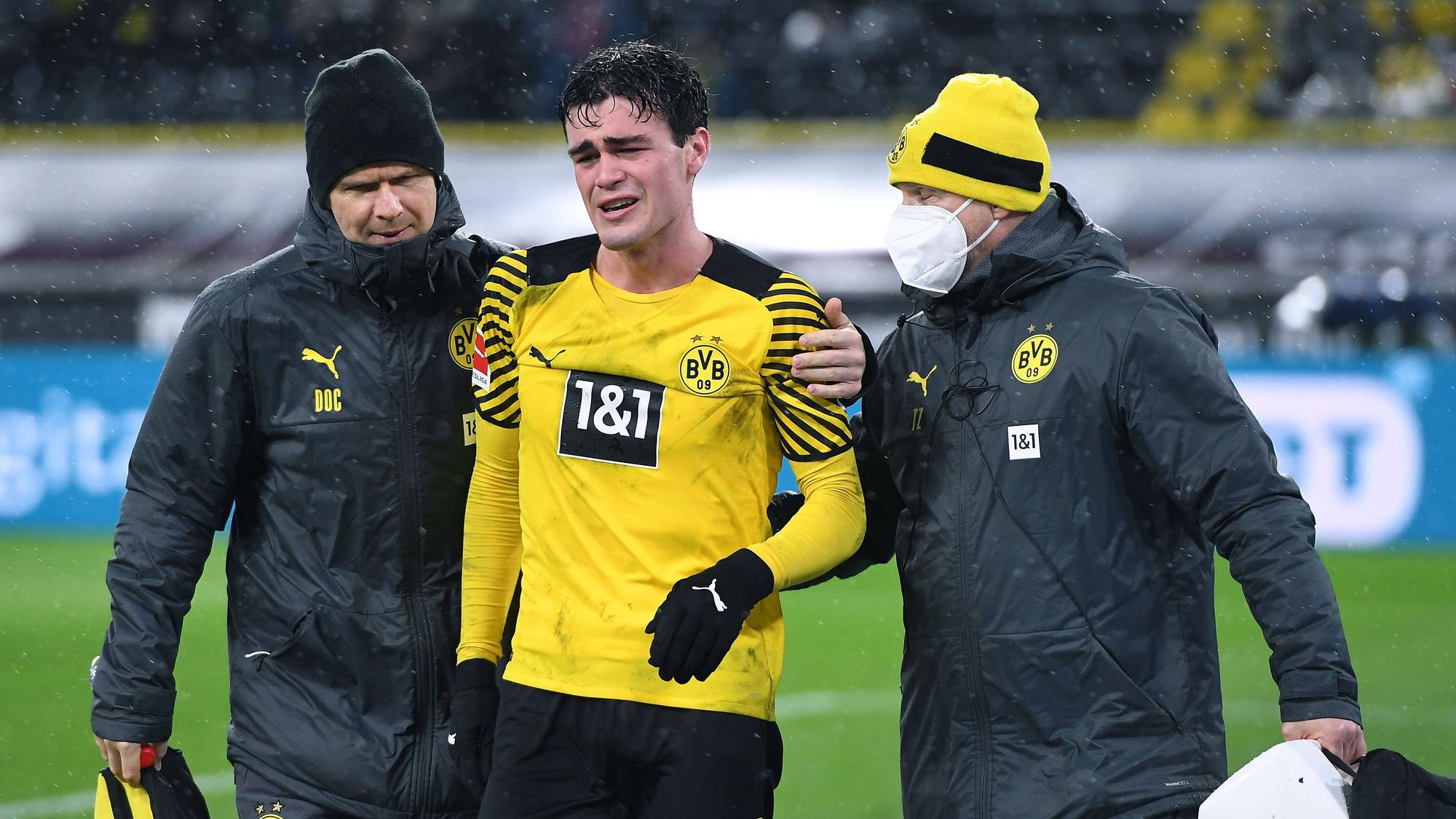 Giovanni Reyna verlässt unter Tränen den Platz