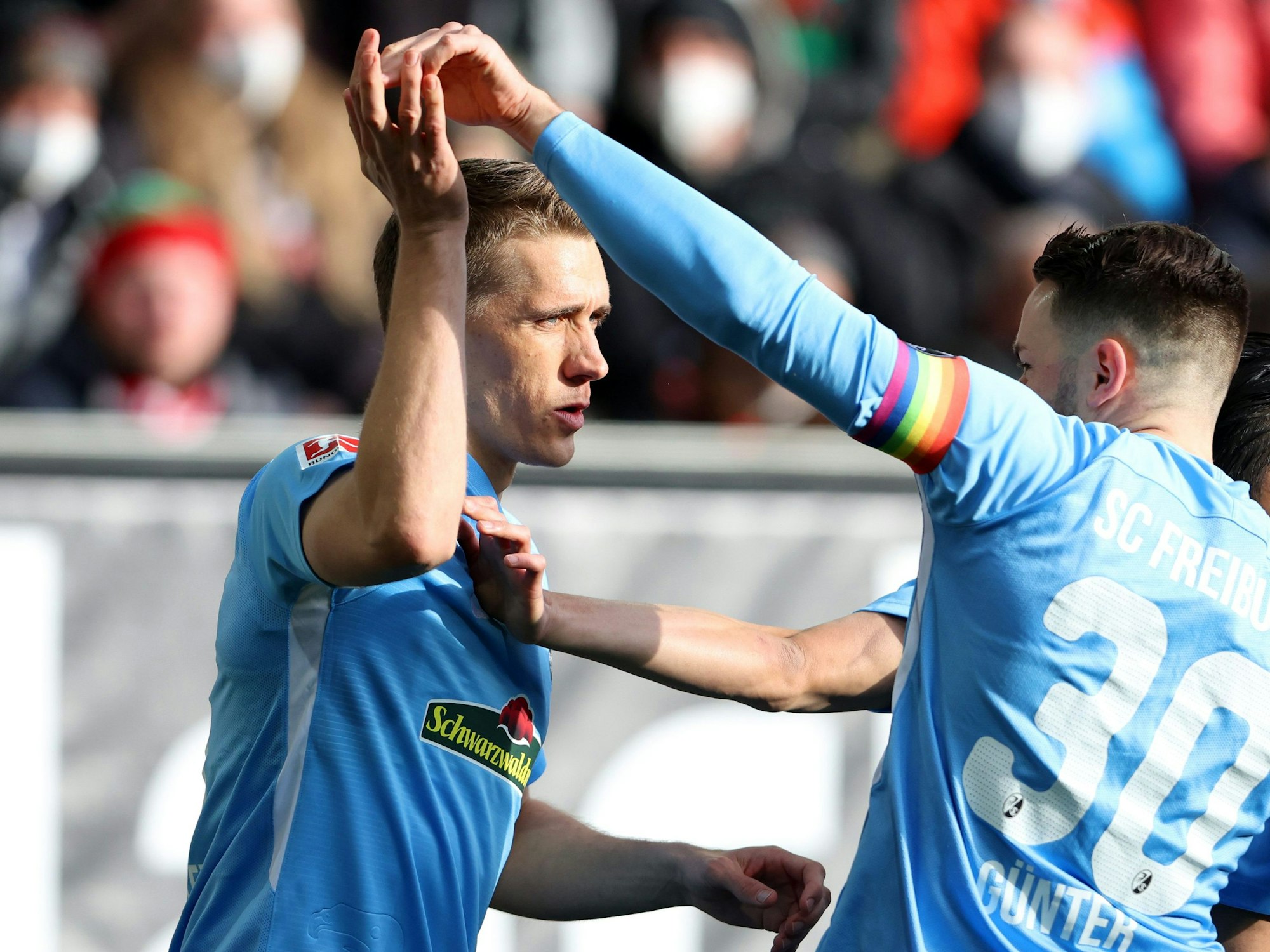 Freiburg-Stürmer Nils Petersen jubelt mit Mitspieler Christian Günter.