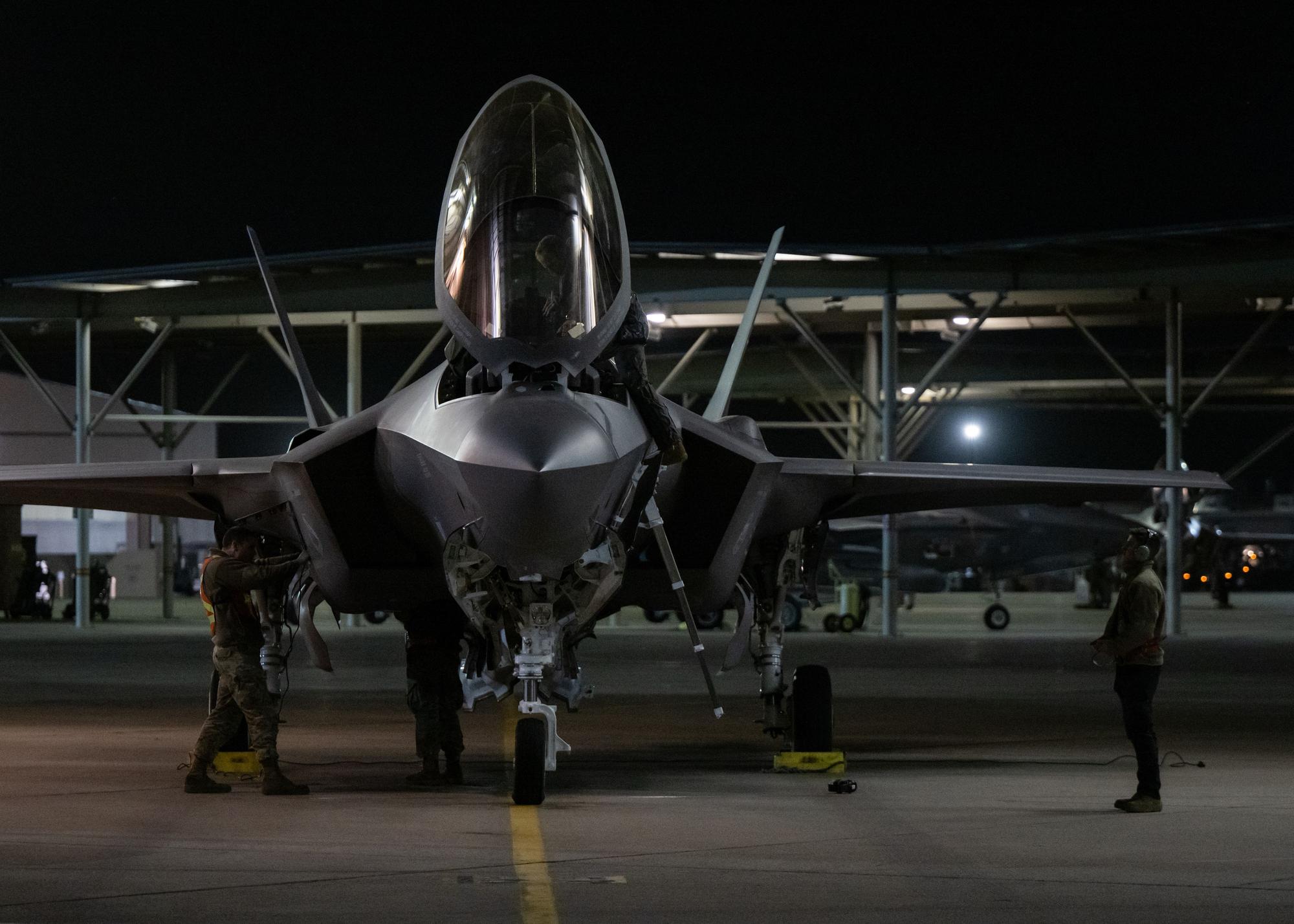 Ein Pilot sitzt in einer F-35A Lightning II: Zwölf der Maschinen stehen jetzt auf der Spangdahlem Air Base in der Eifel.