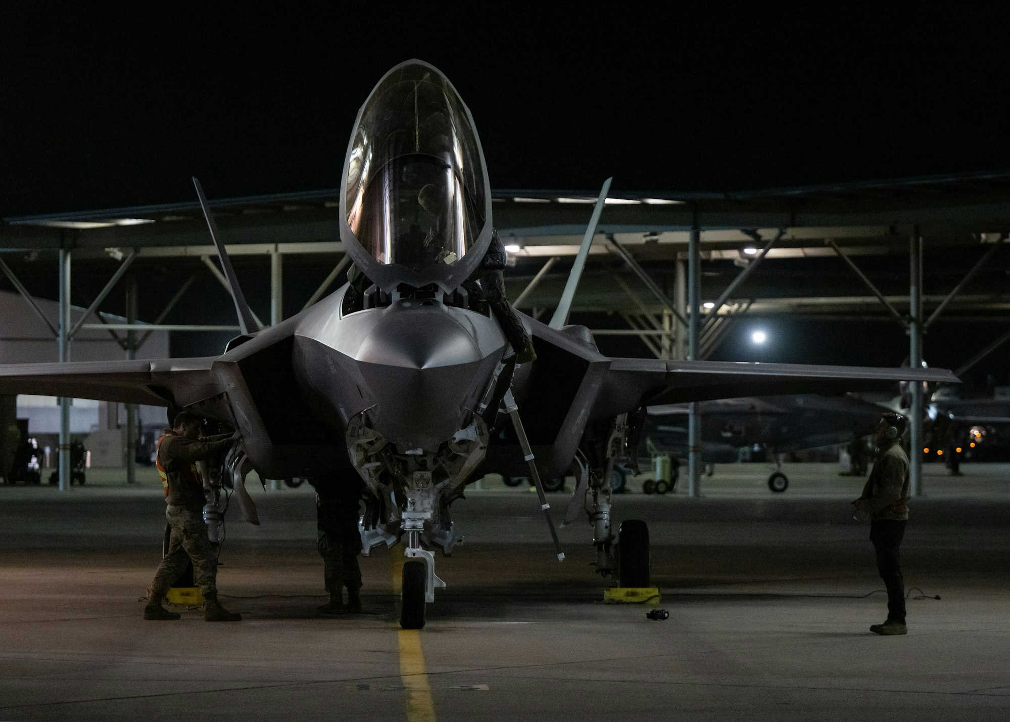 Ein Pilot sitzt in einer F-35A Lightning II: Zwölf der Maschinen stehen jetzt auf der Spangdahlem Air Base in der Eifel.