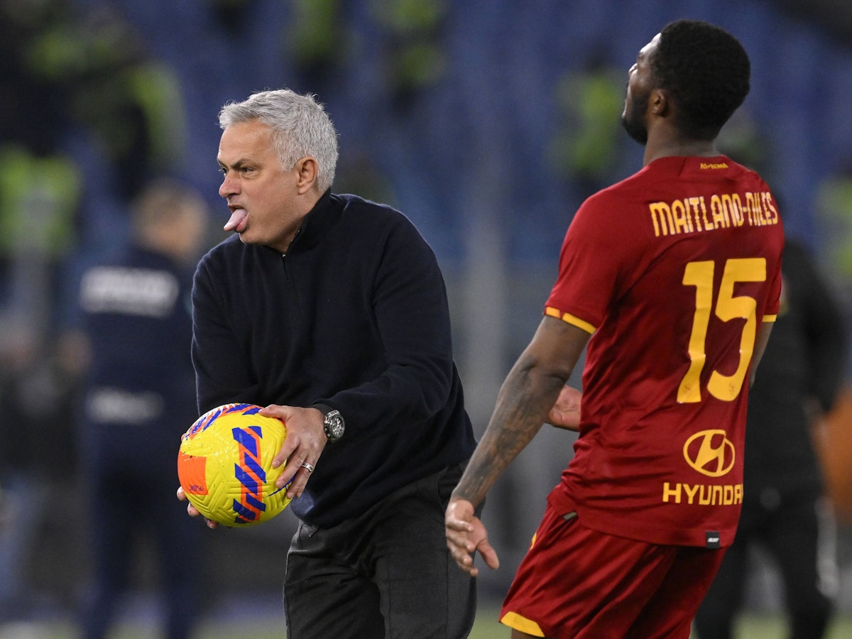 José Mourinho schnappt sich den Ball im Spiel für den AS Rom.