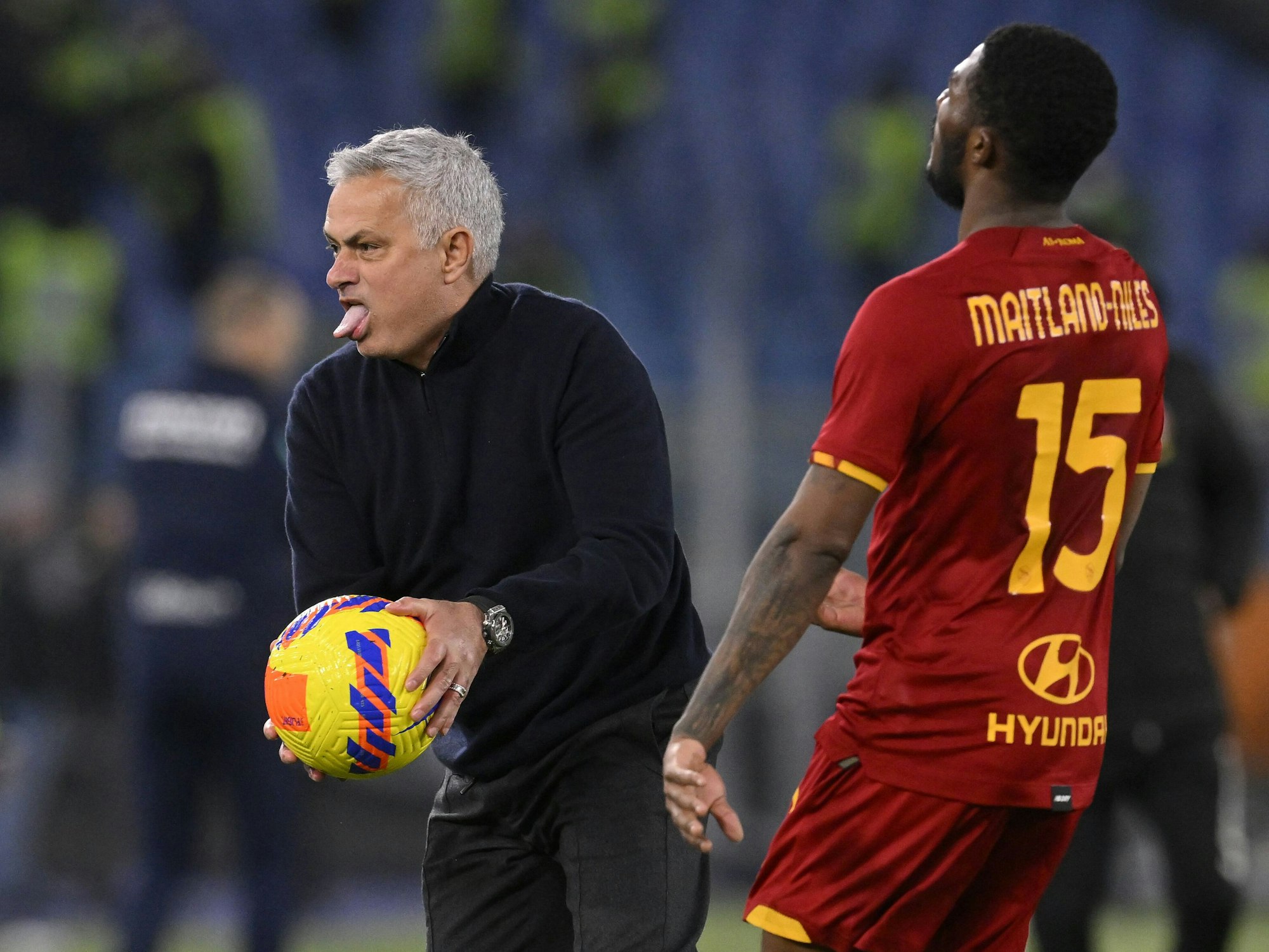 José Mourinho schnappt sich den Ball im Spiel für den AS Rom.