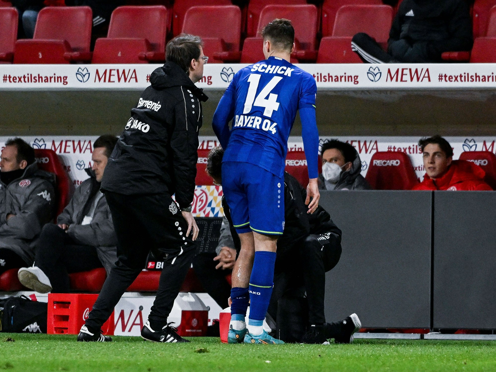 Patrik Schick wird an der Wade behandelt.