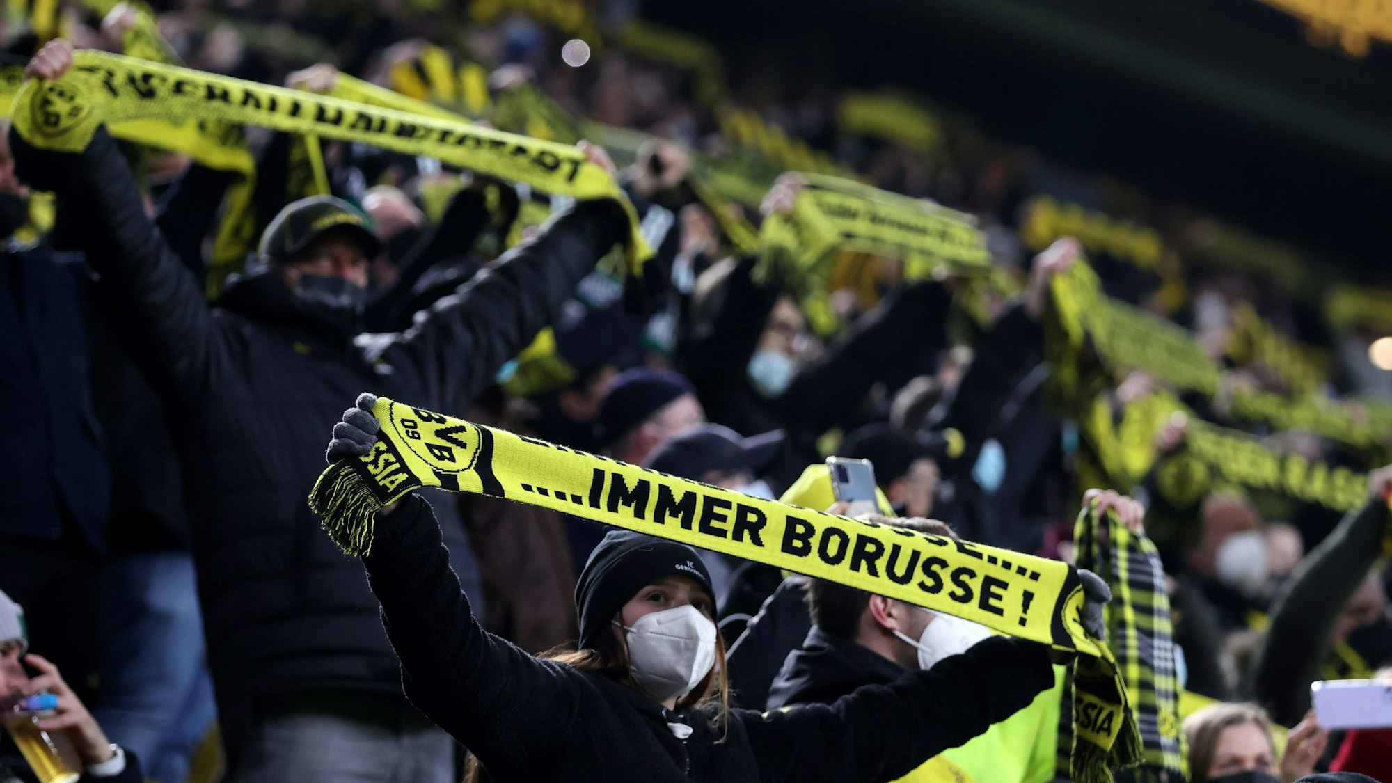 BVB-Fans stehen beim Spiel gegen Borussia Mönchengladbach auf der Tribüne