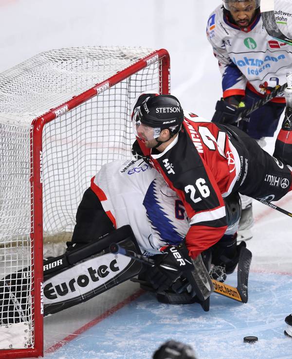 Torhueter Hannibal Weitzmann von Iserlohn Roosters verteidigt das Tor gegen Davis McIntyre.