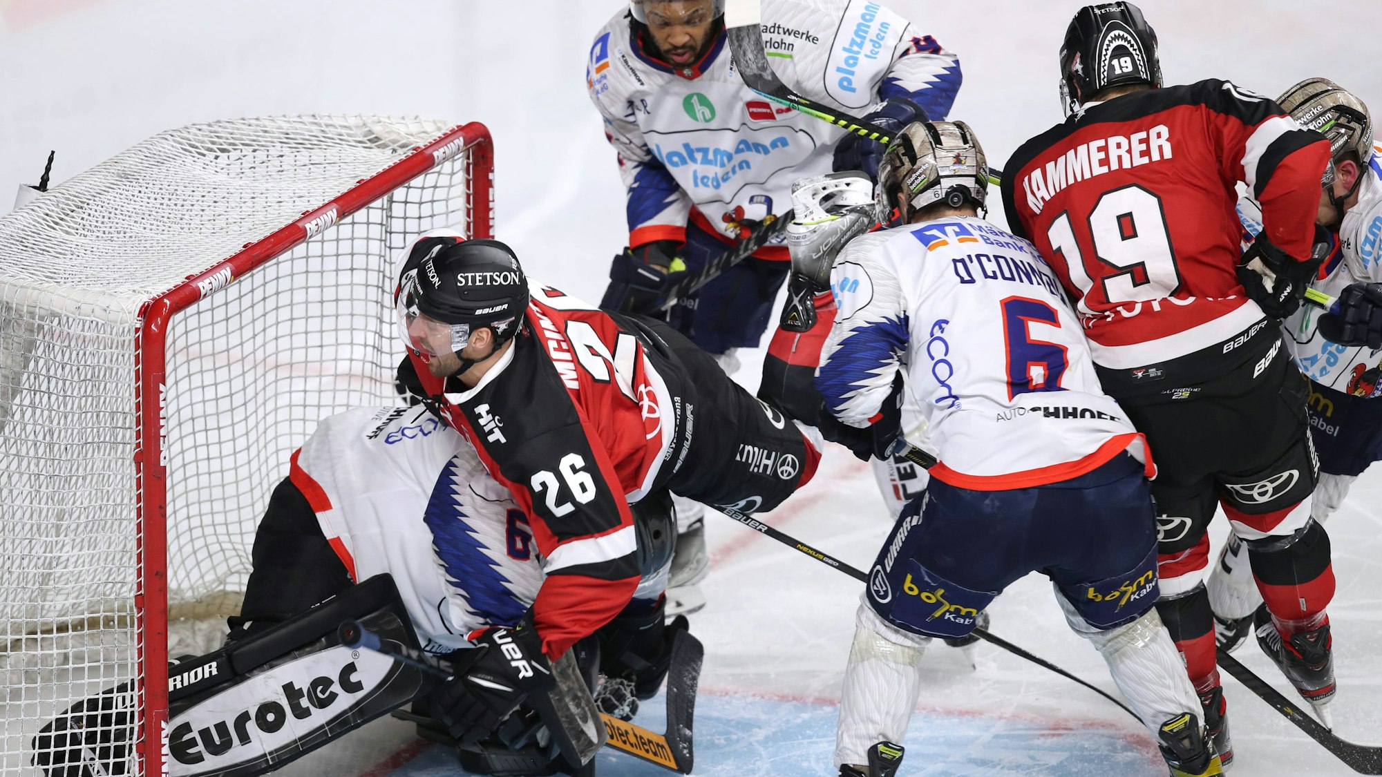 Duell um den Puck im DEL-Spiel der Kölner Haie und den Iserlohn Roosters.